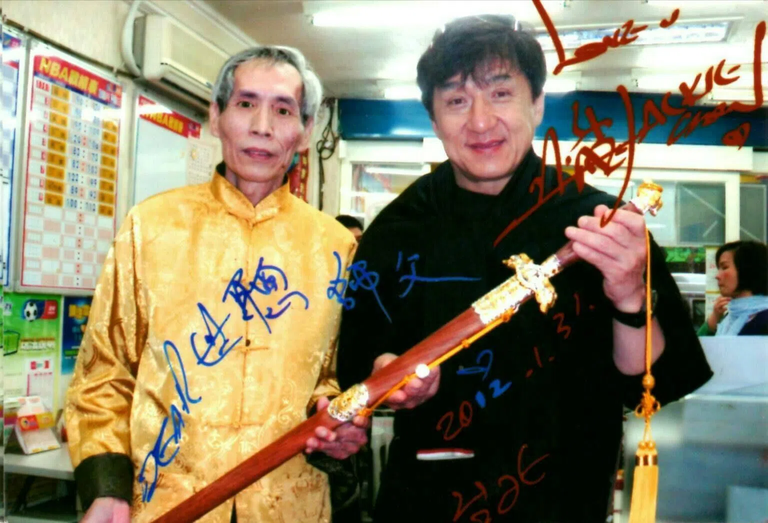 武打巨星成龙（右）也仰慕、收藏陈世聪所制的剑。（陈世聪提供）