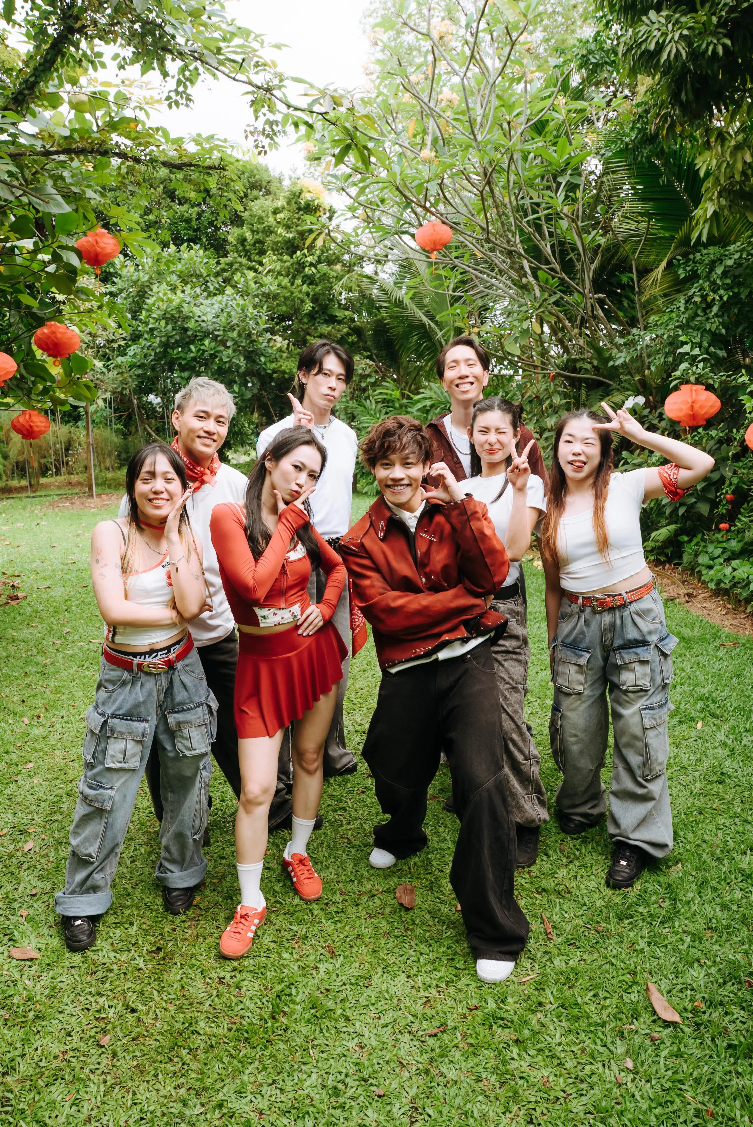 罗美仪（前排中）和Royal（前排右）为贺年歌《新年不马烦》拍摄MV。（档案照）