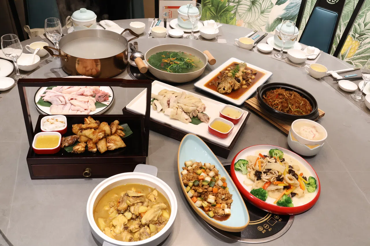 拉古芳餐馆“满鸡全席宴”，展示文昌鸡的不同吃法。（李雅歌摄）
