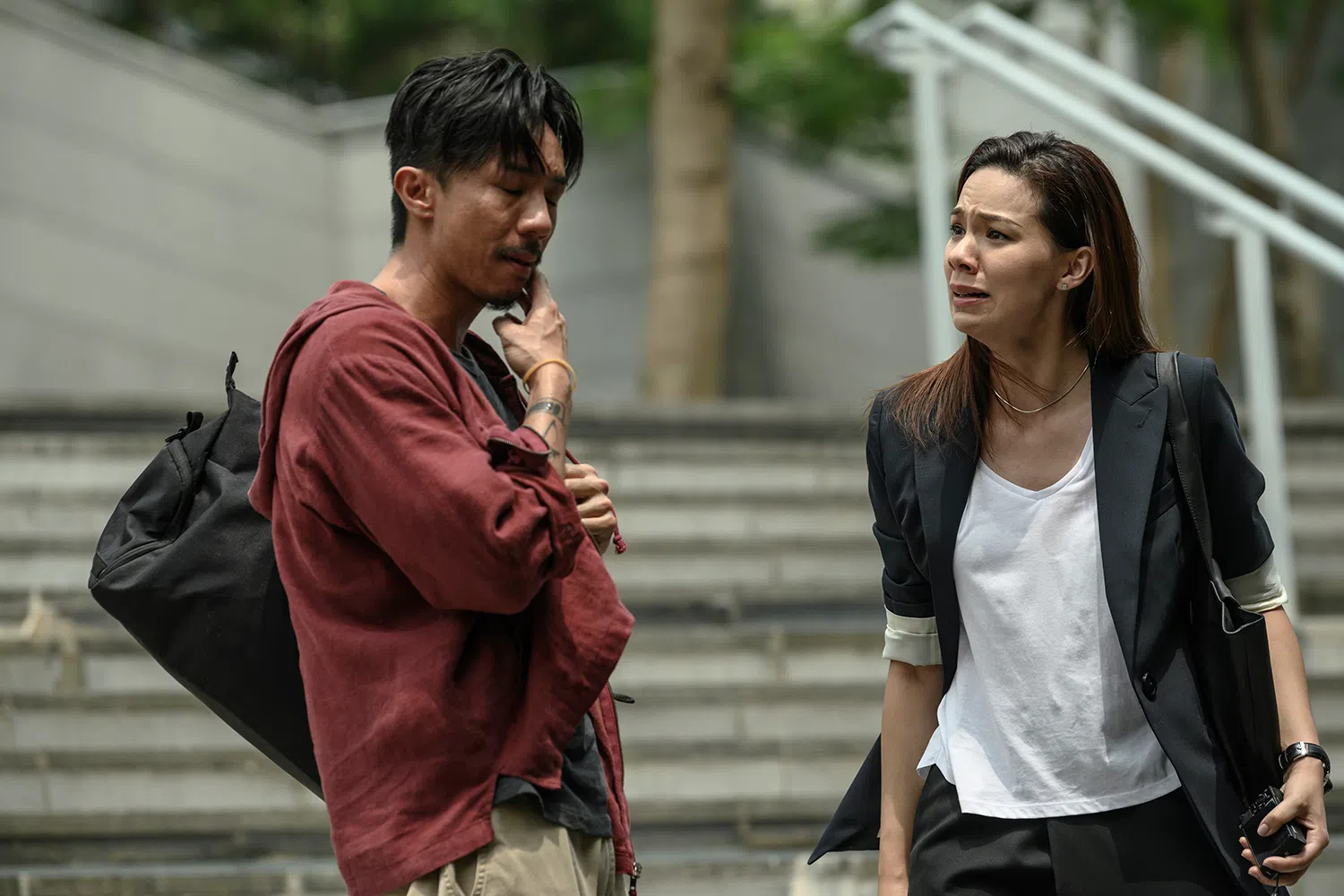 韦罗莎（右）在《金童》里和男主角张继聪对戏。（新加坡电影协会提供）