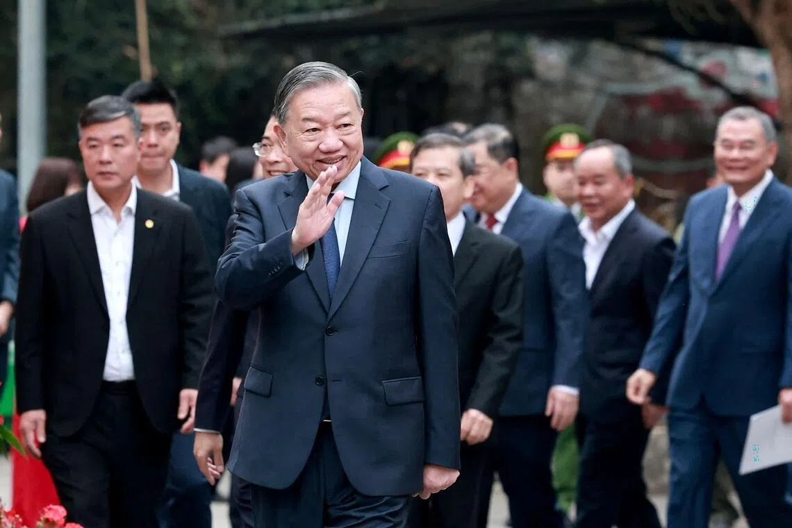 越南共产党总书记苏林在河内一个投票站参与国会选举投票后挥手致意。（法新社）