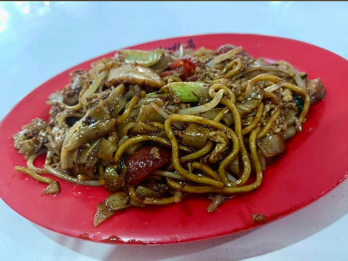 本地风味炒粿条除了选用粿条面炒制，还加入血蚶和腊肠，镬气十足。（叶晓虹摄）