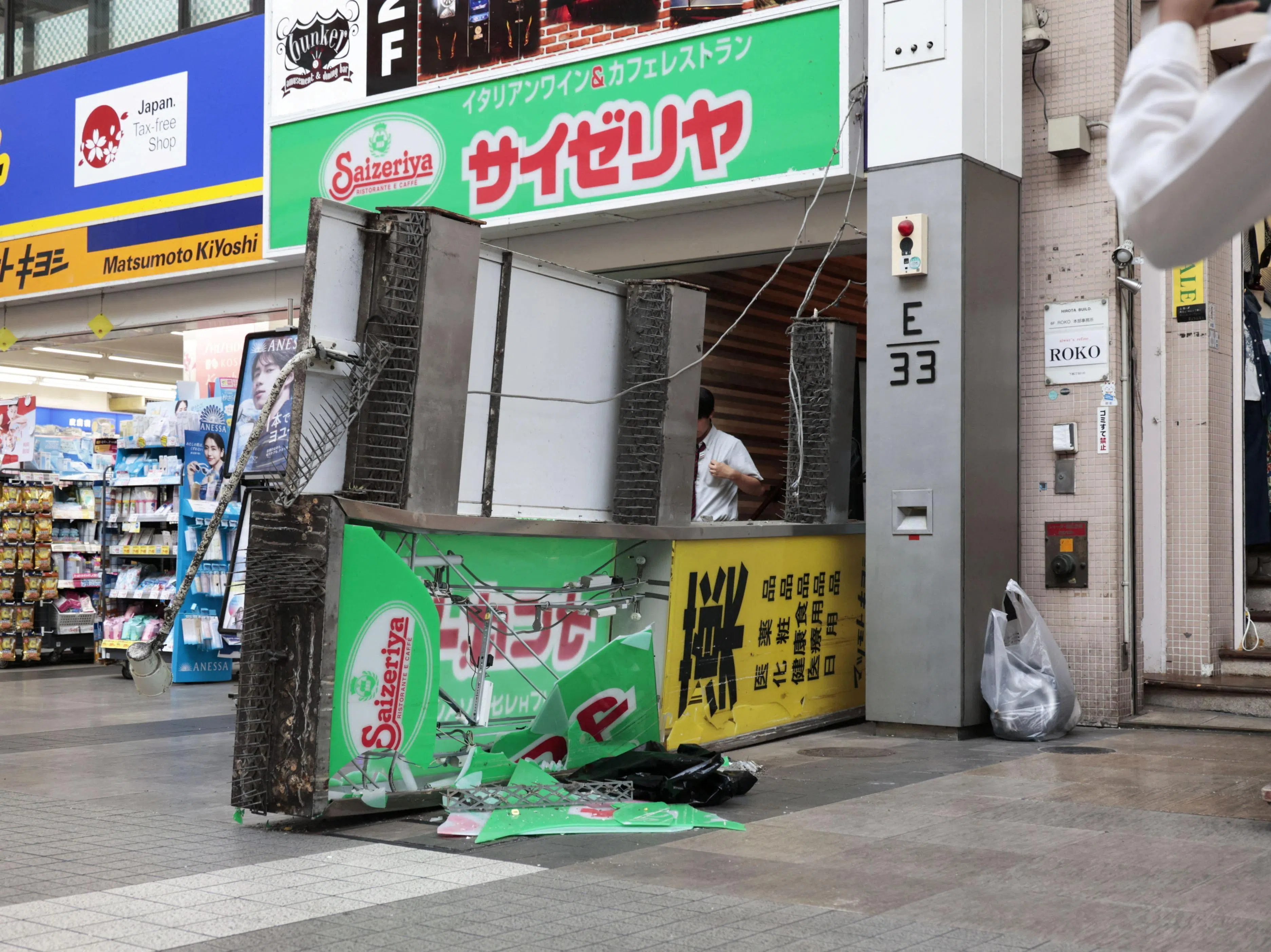 地震来势汹汹，熊本县一家餐馆的招牌被震塌。（路透社）