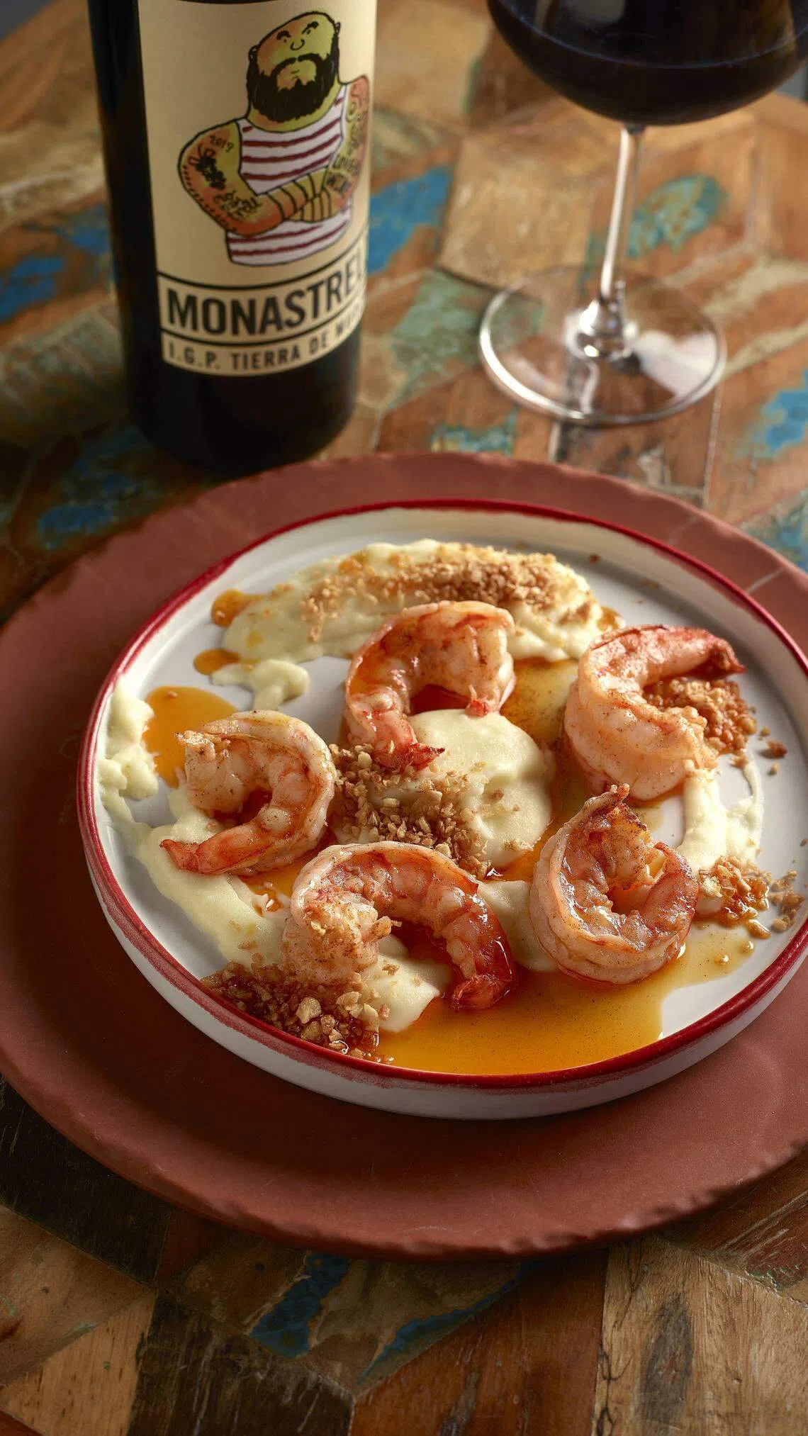 Gambas Al Ajillo蒜味十足，肥美多汁的大虾搭配马铃薯泥，面包蘸虾头油和薯泥，十分好味。（餐馆提供）