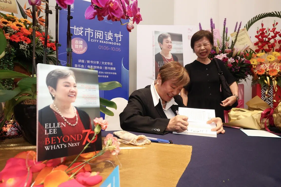 出席发布活动的宾客和读者均获赠新书《灿烂在70：一切正在开始》，并耐心排队，请作者、前议员兼执业律师李玉云签名。（关俊威摄）