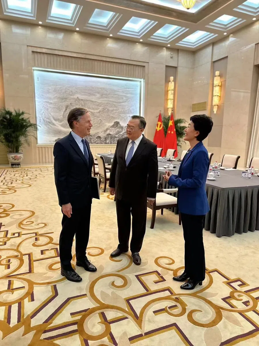 美国驻华大使伯恩斯（左）与中联部部长刘建超（中）和副部长孙海燕（右）10月31日就美中关系进行讨论。（伯恩斯社交平台X）