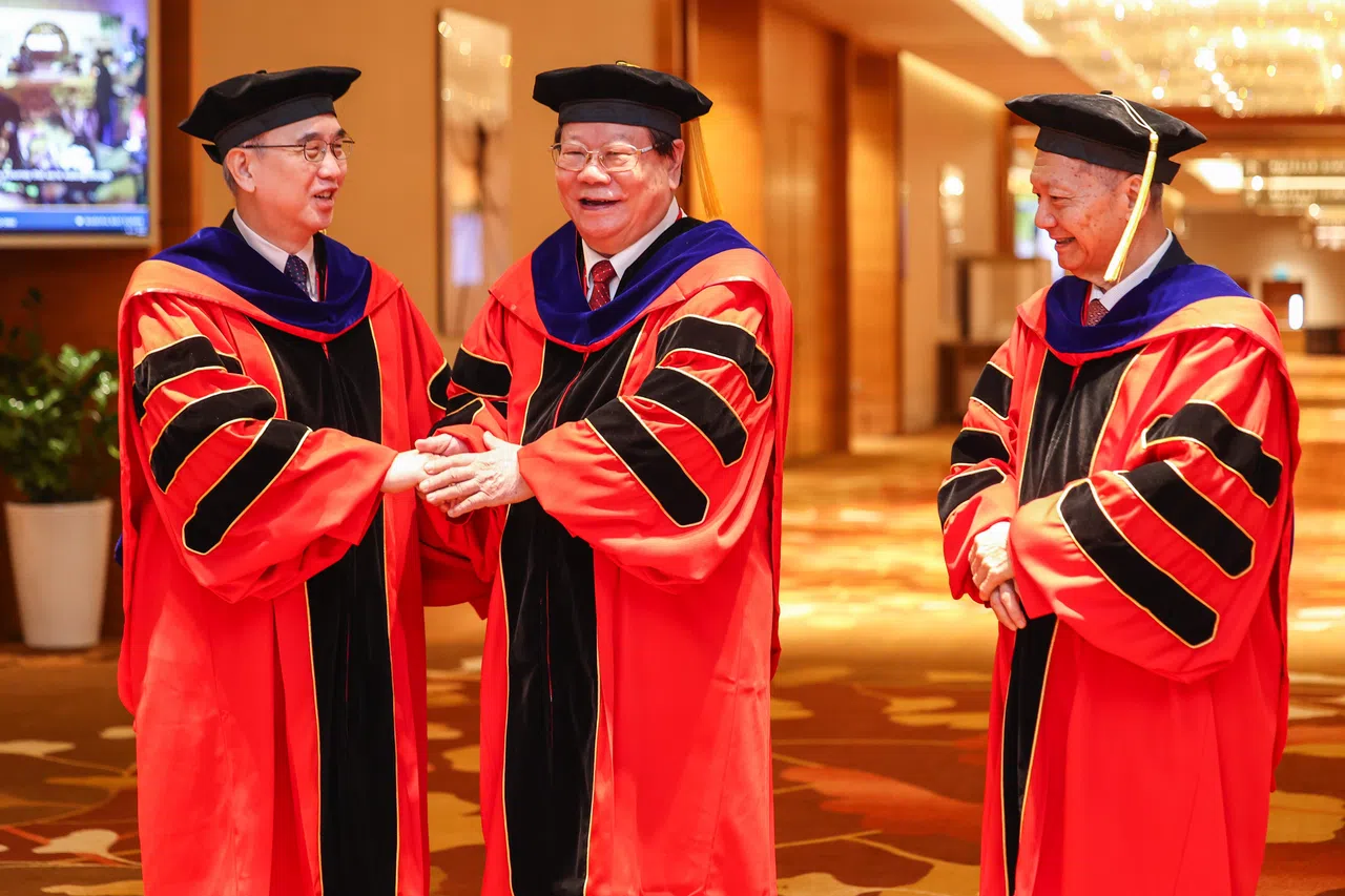 卫生部传统与辅助医药部主任林诗晖教授（左起），与广州中医药大学首席教授周岱翰教授和新加坡中央医院肠胃与肝脏科荣誉顾问医生吴汉昇，去年在新加坡中医研究院荣衔授予典礼上交流。（档案照片）