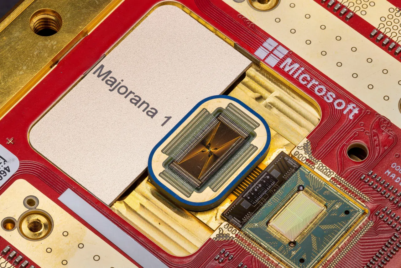 图为微软的Majorana 1量子电脑晶片。（路透社）