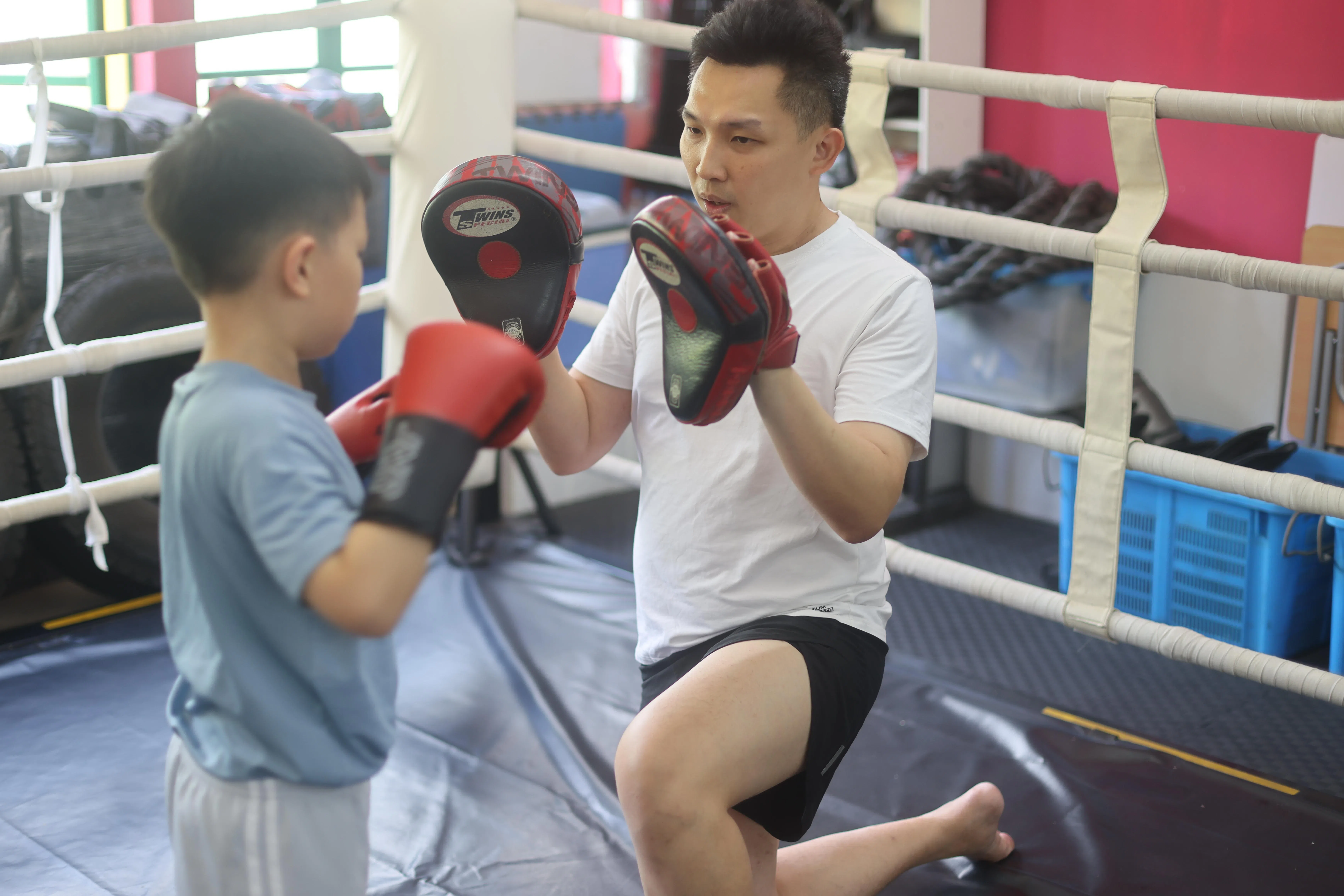 欧子敬每逢周末会跟儿子一起练泰拳，增进父子感情。（受访者提供）
