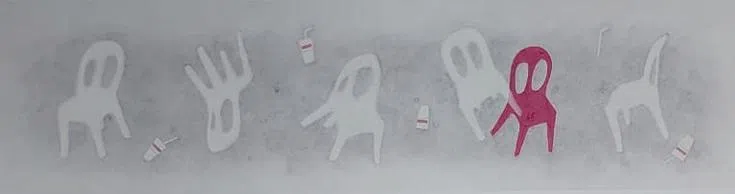 苏宣石纸本水墨描绘季风一吹，东歪西倒的塑胶椅。（啸涛篆刻书画会提供）