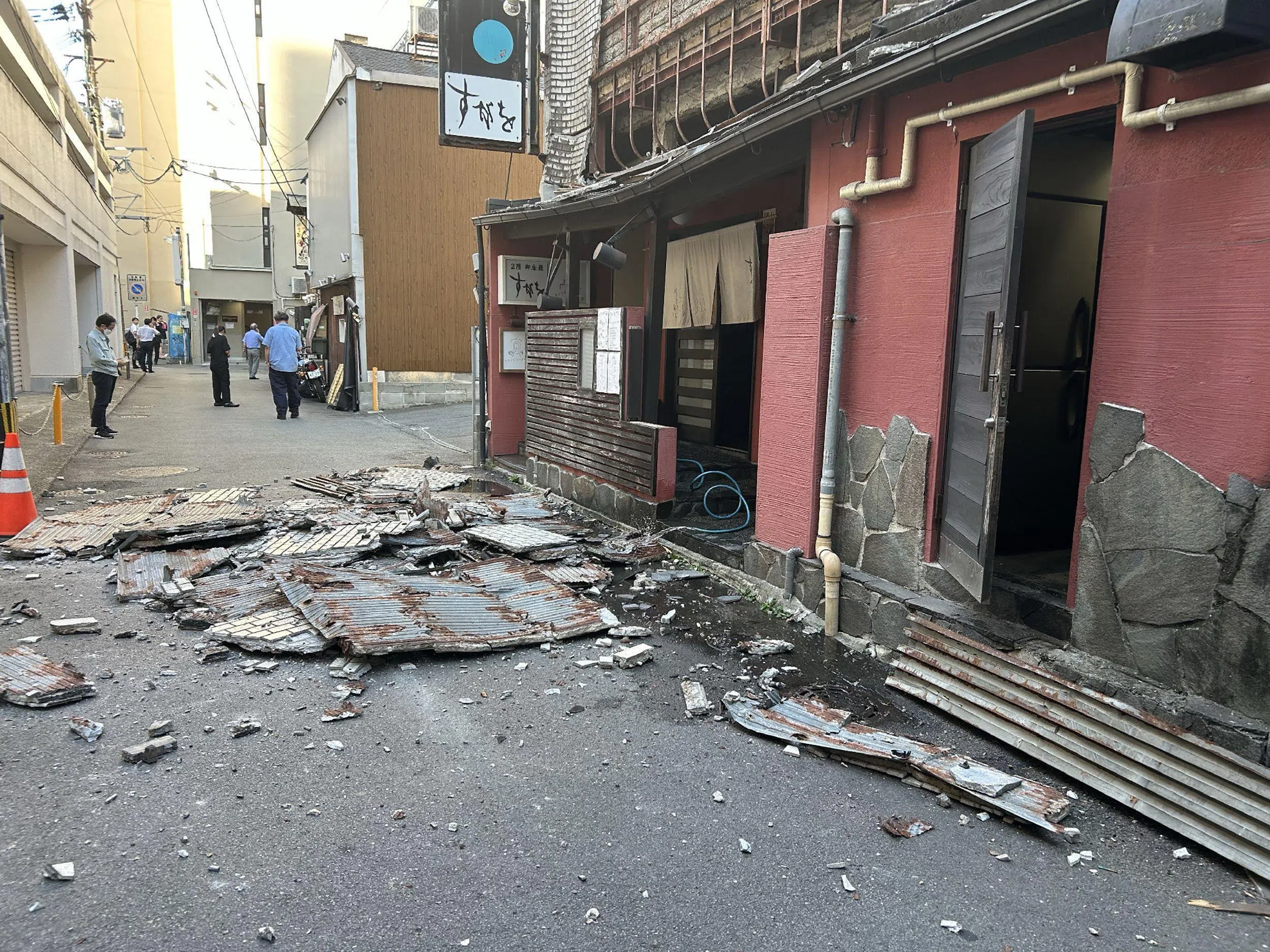 熊本市一家商店外墙被震碎。（法新社）