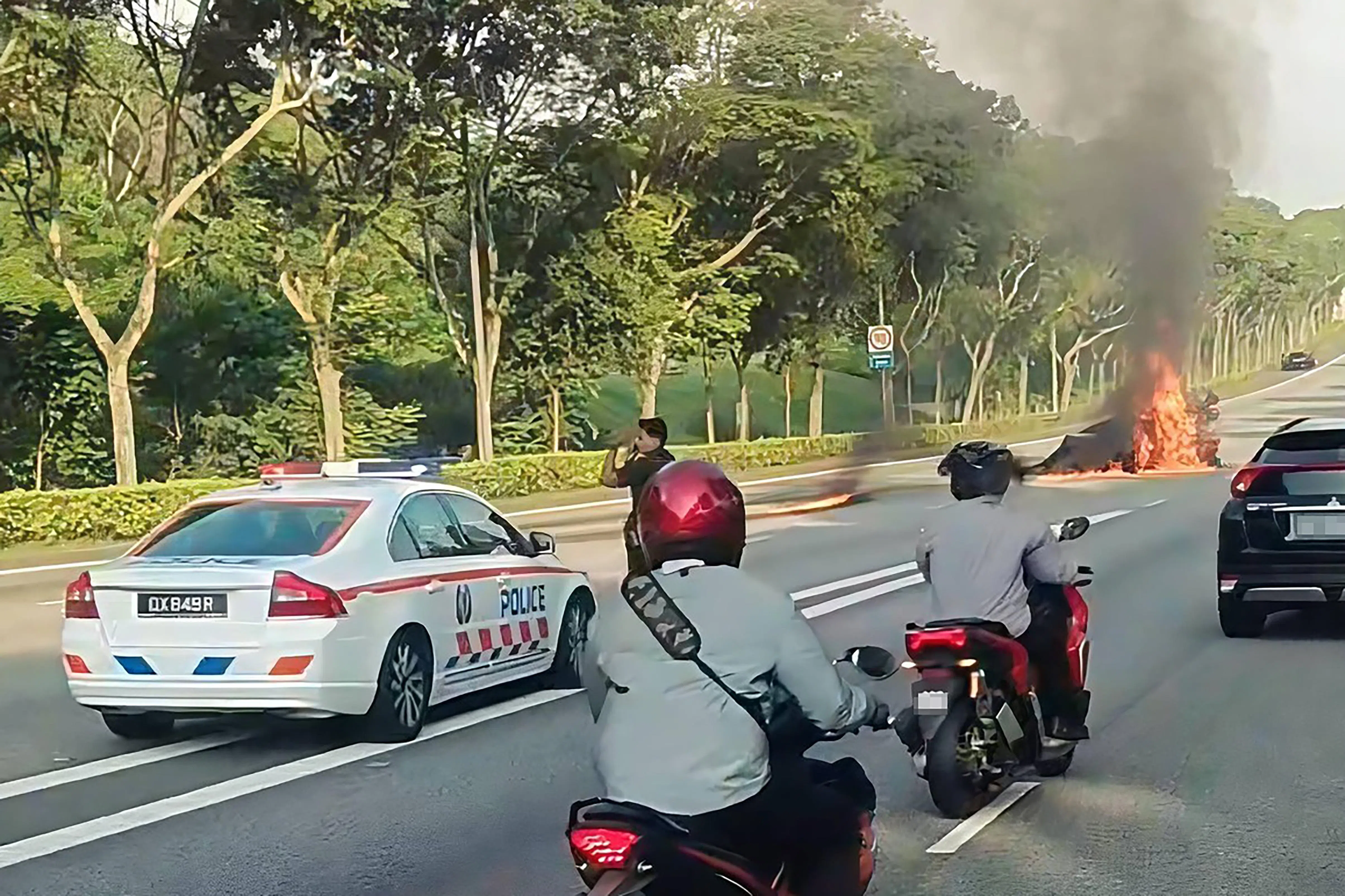 警方答询时说，汽车疑似自行打滑才发生事故，一名34岁男乘客在清醒状态下被送往医院，26岁的女驾驶正协助警方调查。（取自Singapura Channel脸书）