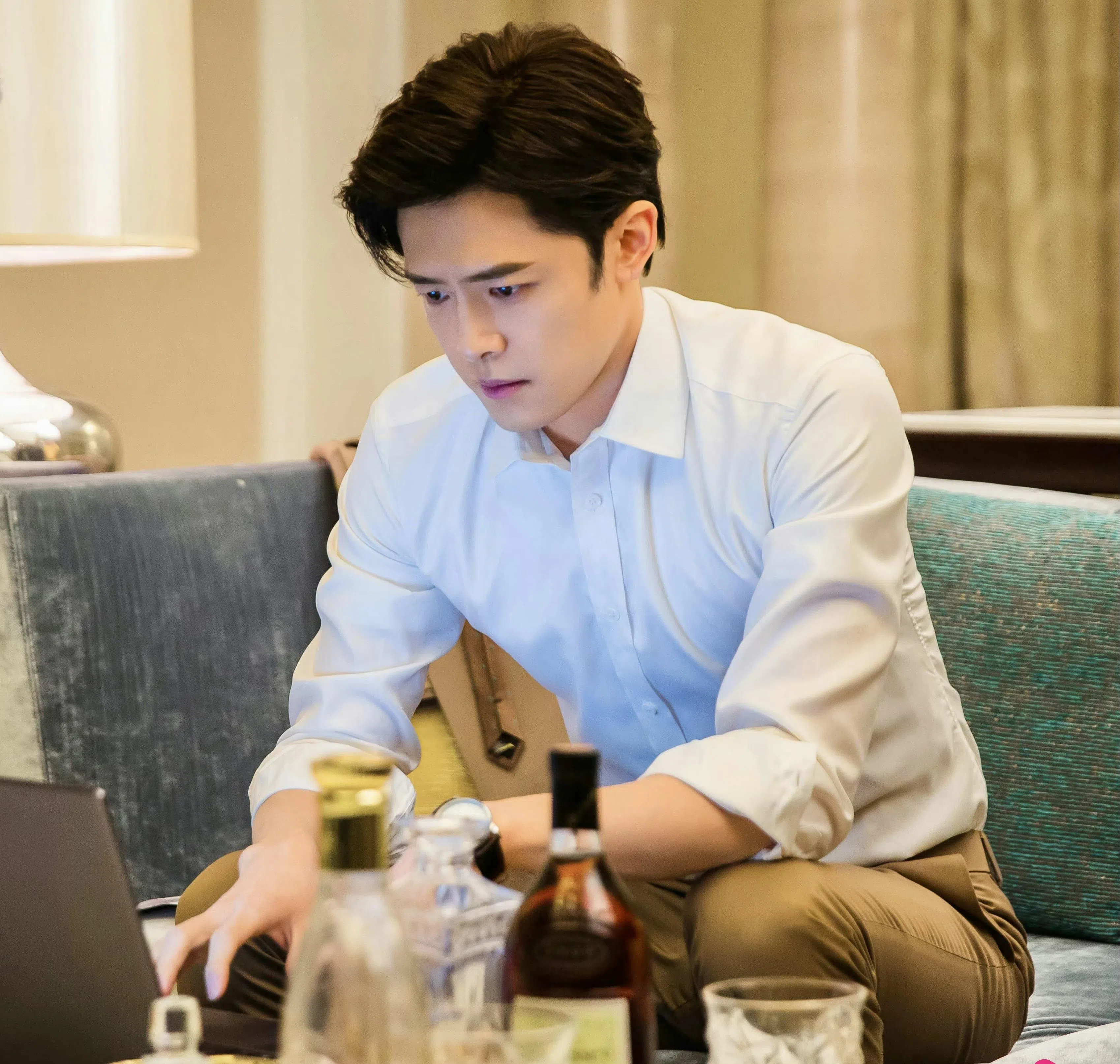 付辛博饰演主角傅云深的同父异母哥哥傅西洲。（互联网）