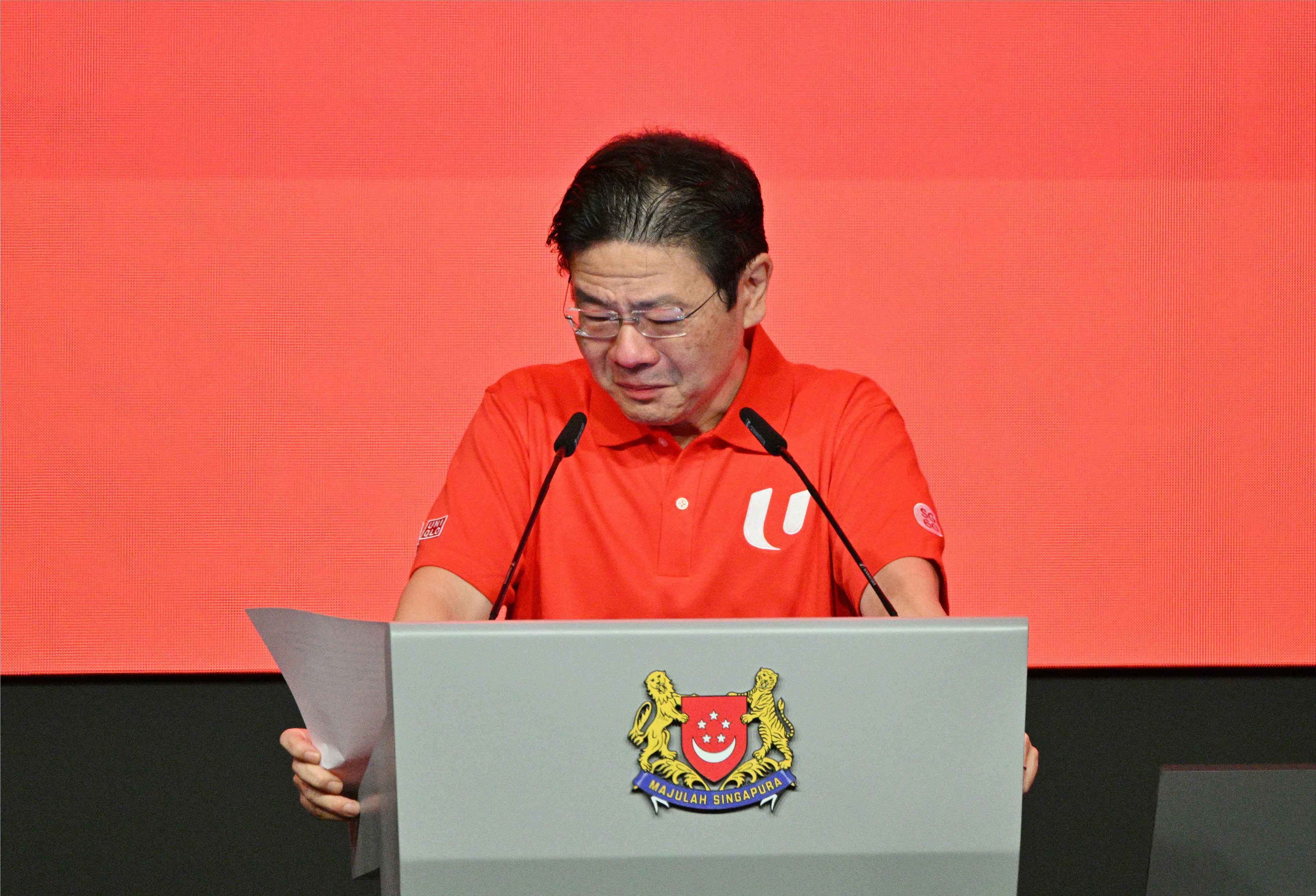 黄总理在劳动节集会上发言时，当场念出在空军部队协助下顺利回国的凯瓦尼（Nisar Keshvani）所写的感言。凯瓦尼的文字感人至深，触动黄总理，令他哽咽落泪。（唐家鸿摄）