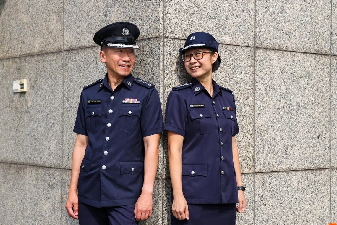 谈及往事，形象硬朗的刘景豪（左）在受访时对妻子胡丽梅流露出柔情的一面，感谢对方多年来的包容与付出。（林明顺摄）