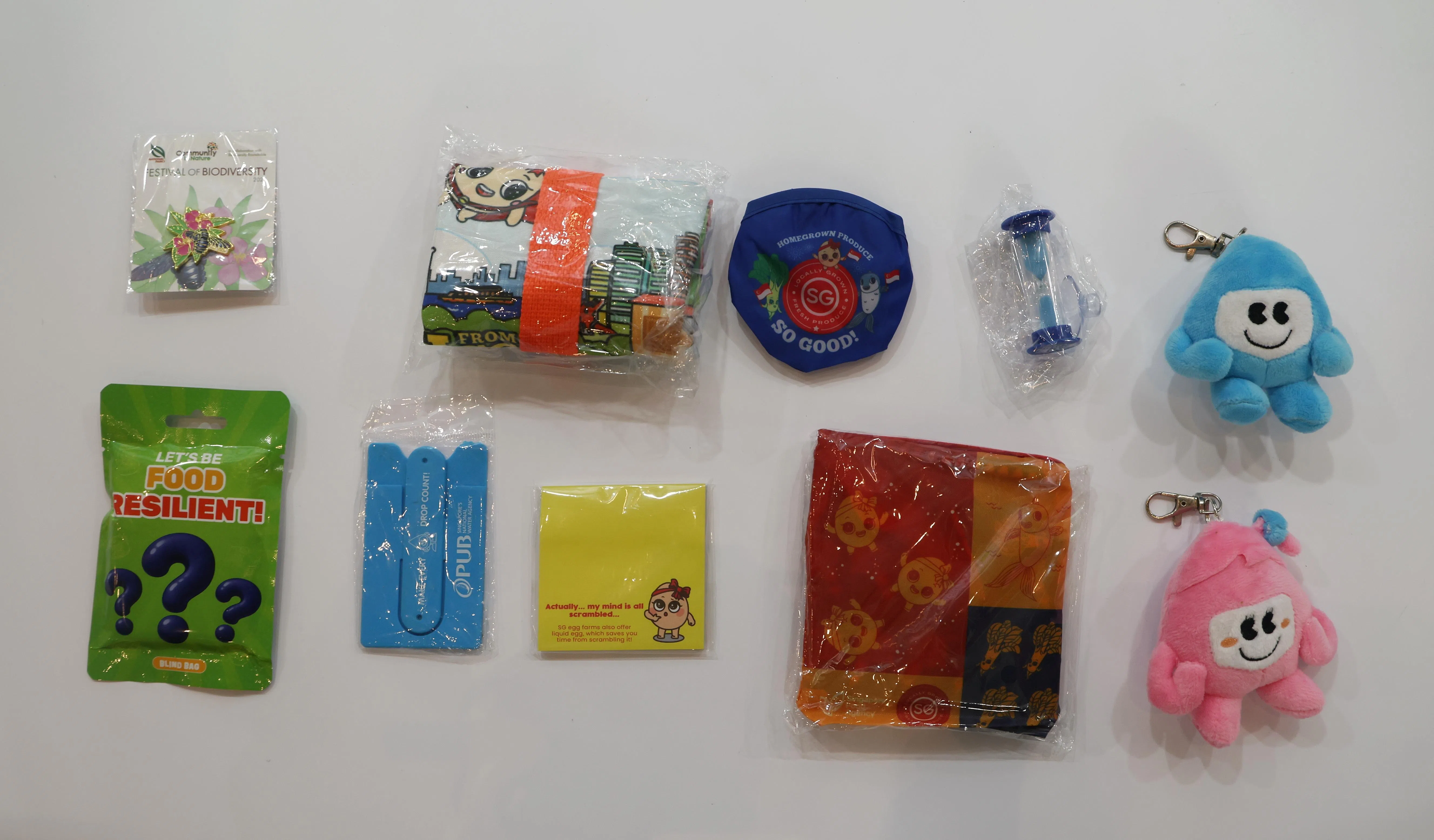 公众完成网上的互动项目后，可参与抽奖，奖品包括超市礼券、环保袋和钥匙链等。（唐家鸿摄）