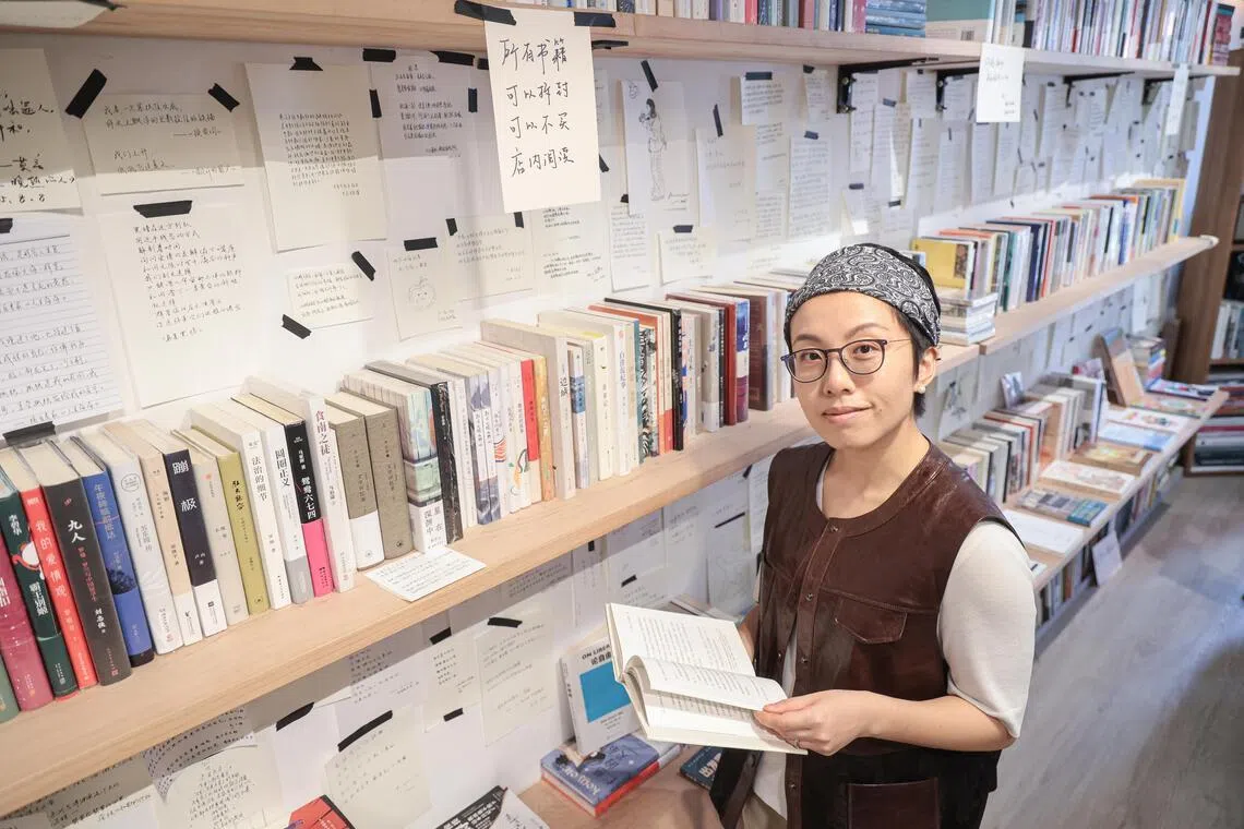 书店常客连晨，喜欢这里纯粹与自由表达的氛围。（李冠卫摄）