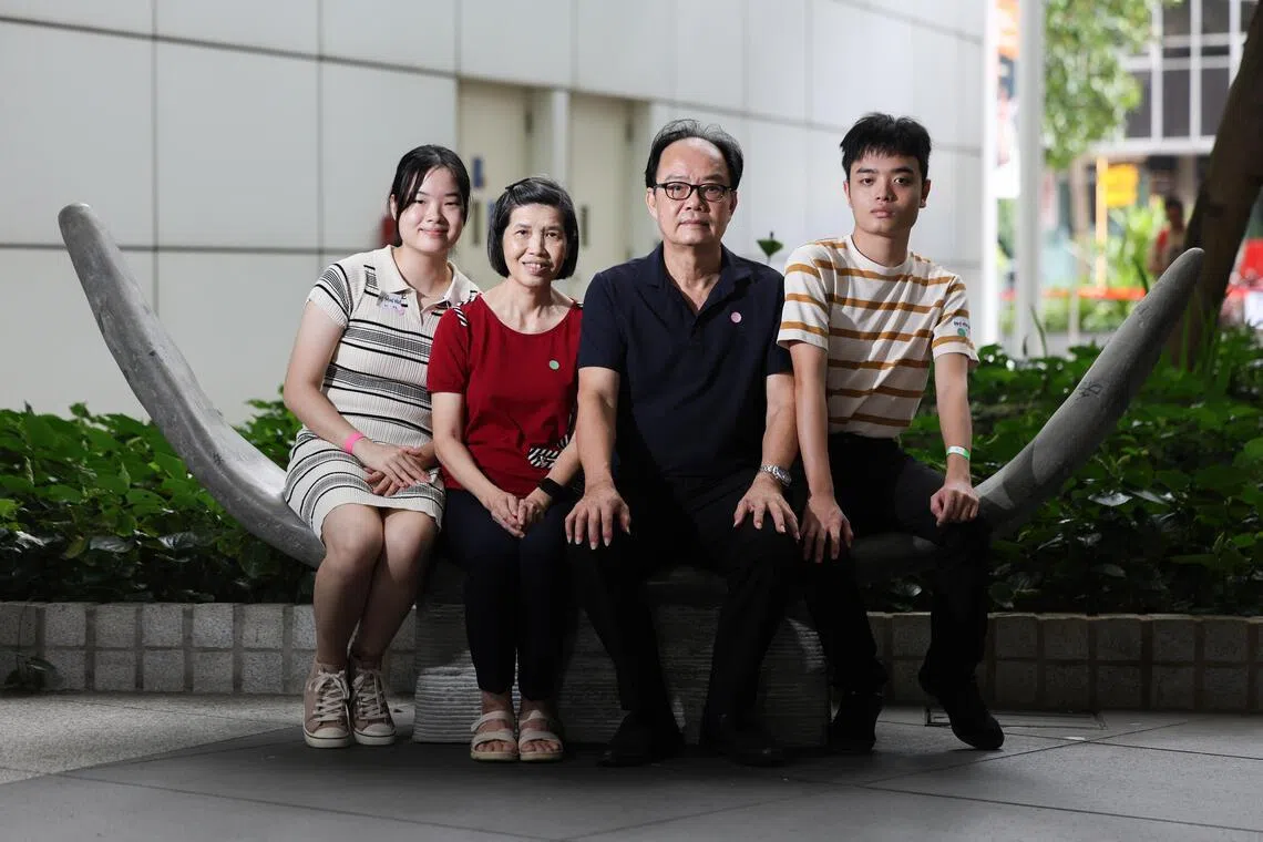 白顺福和钟喜凤夫妇（中）以及他们的龙凤胎儿女白旻蕙（左一）和白旻翮（右一）参加了彩虹俱乐部的年度教育颁奖礼，姐弟俩双双在会上获得表扬。（关俊威摄）