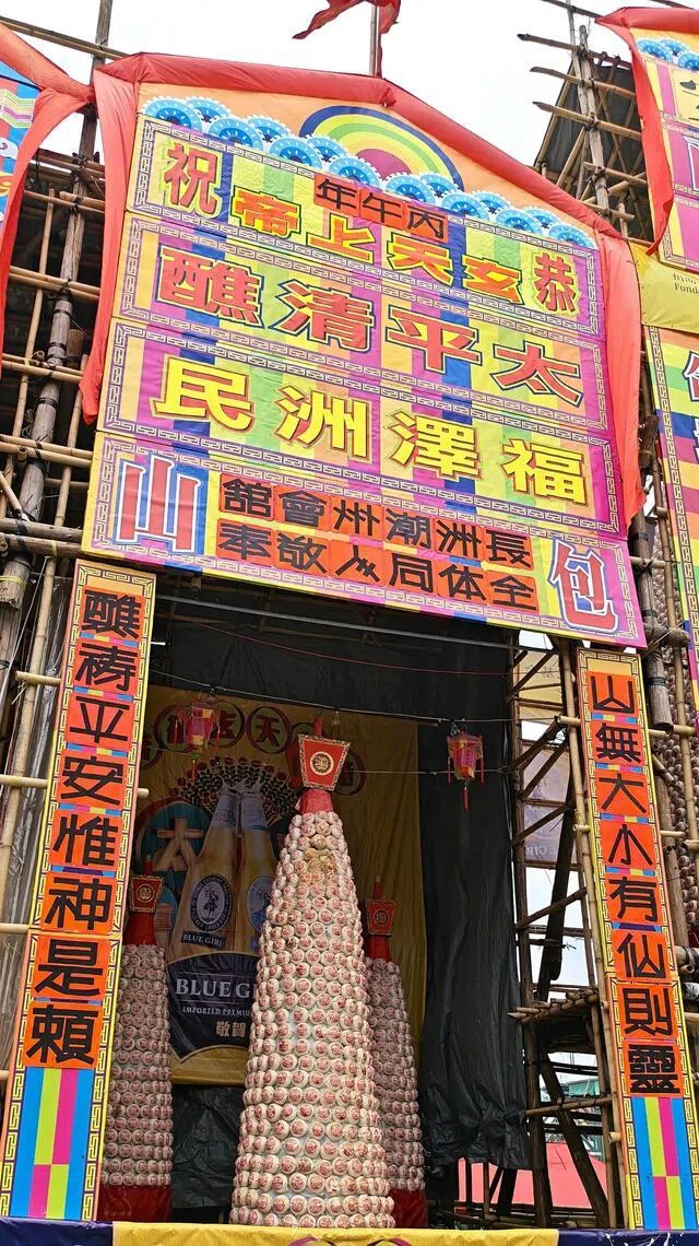 配合太平清醮的举行，庙宇和社团会订购大大小小的包山用作祭祀，对联也很出彩。（陈爱薇摄）