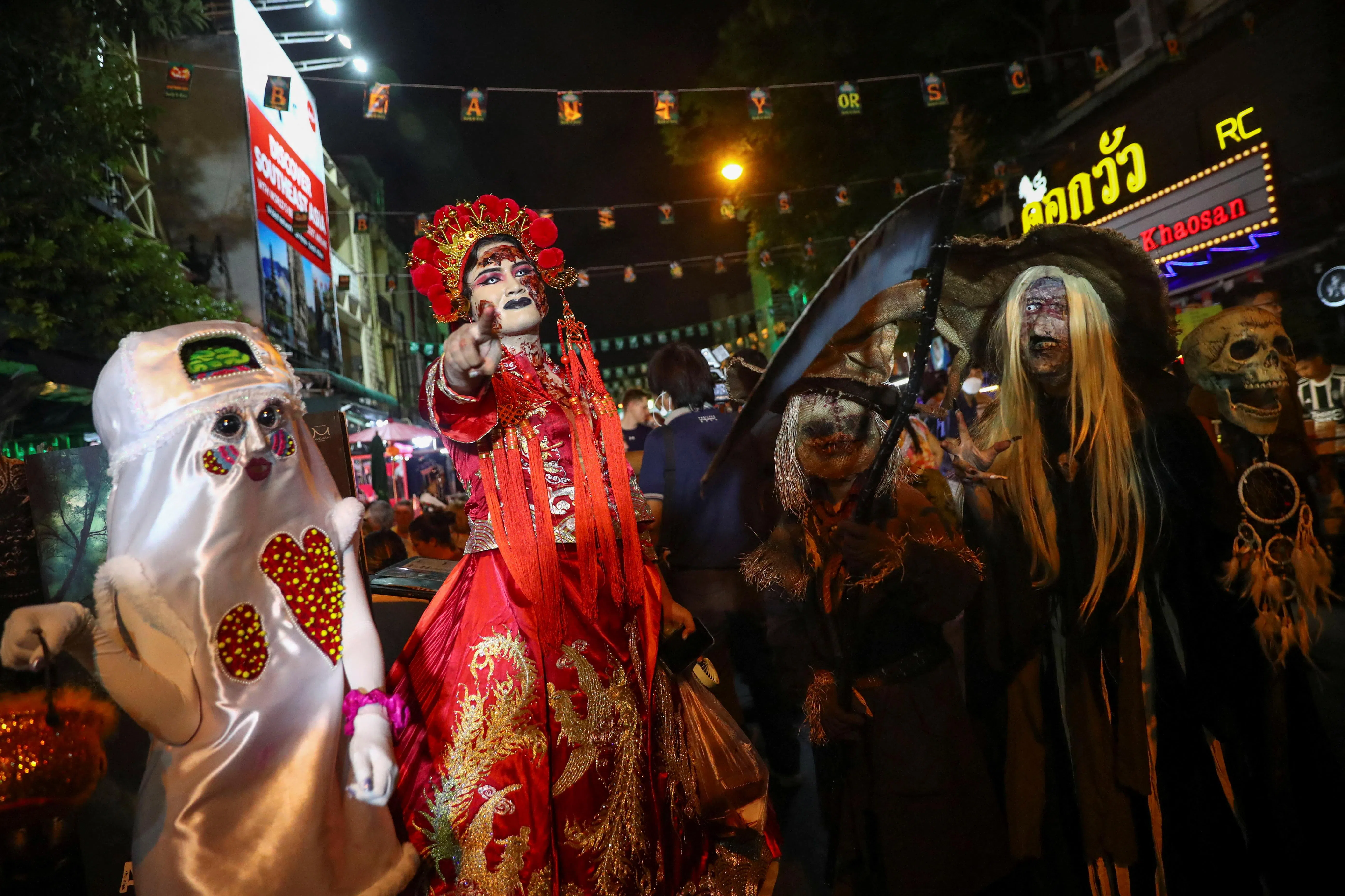 泰国将在曼谷等四个地方试行让夜店延长营业时间，以刺激经济和旅游业。图为今年10月31日，曼谷街头的万圣节派对场景。（路透社）