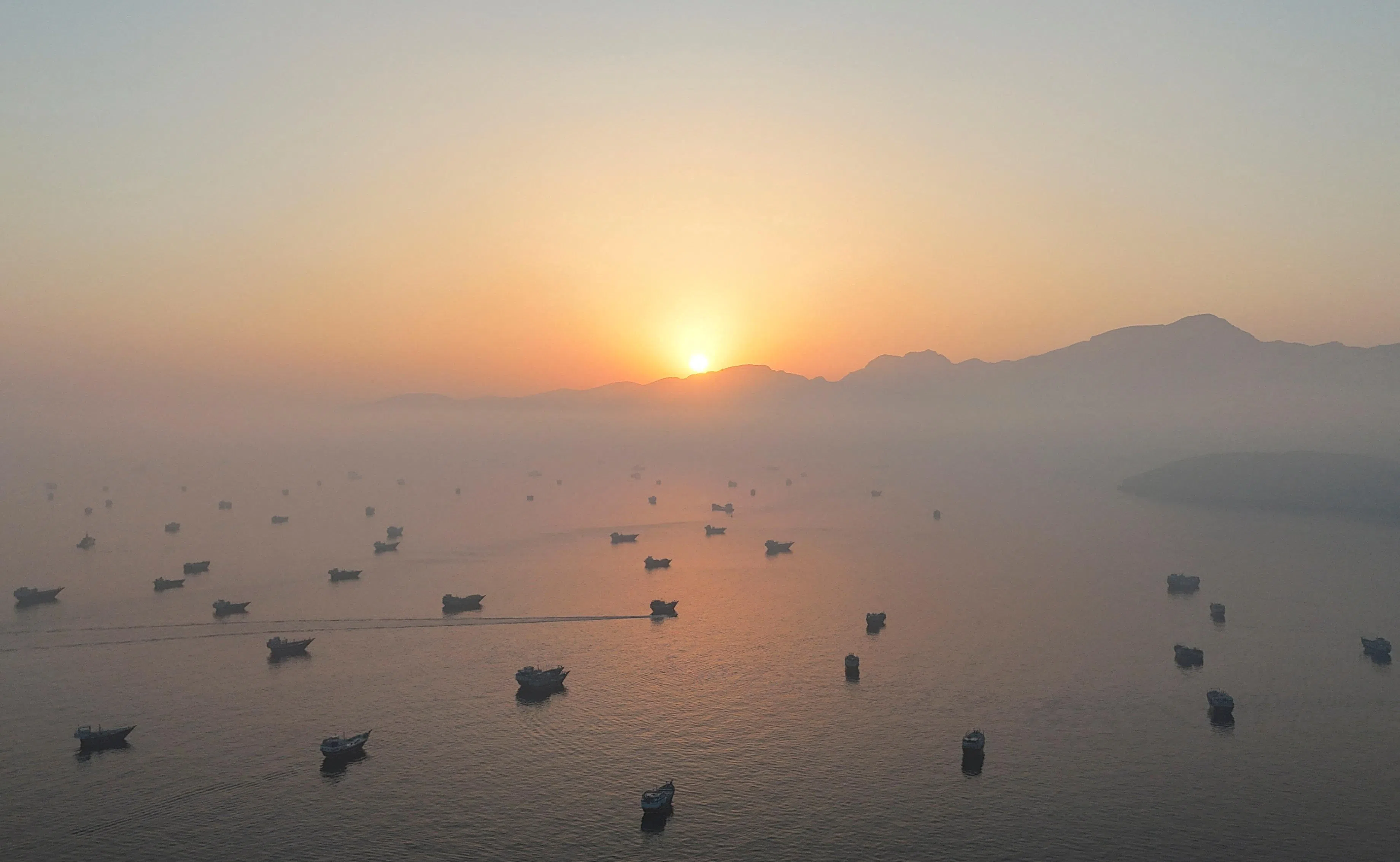 6月15日，从阿曼的穆桑达姆港（Musandam）远眺霍尔木兹海峡的船只。（路透社）