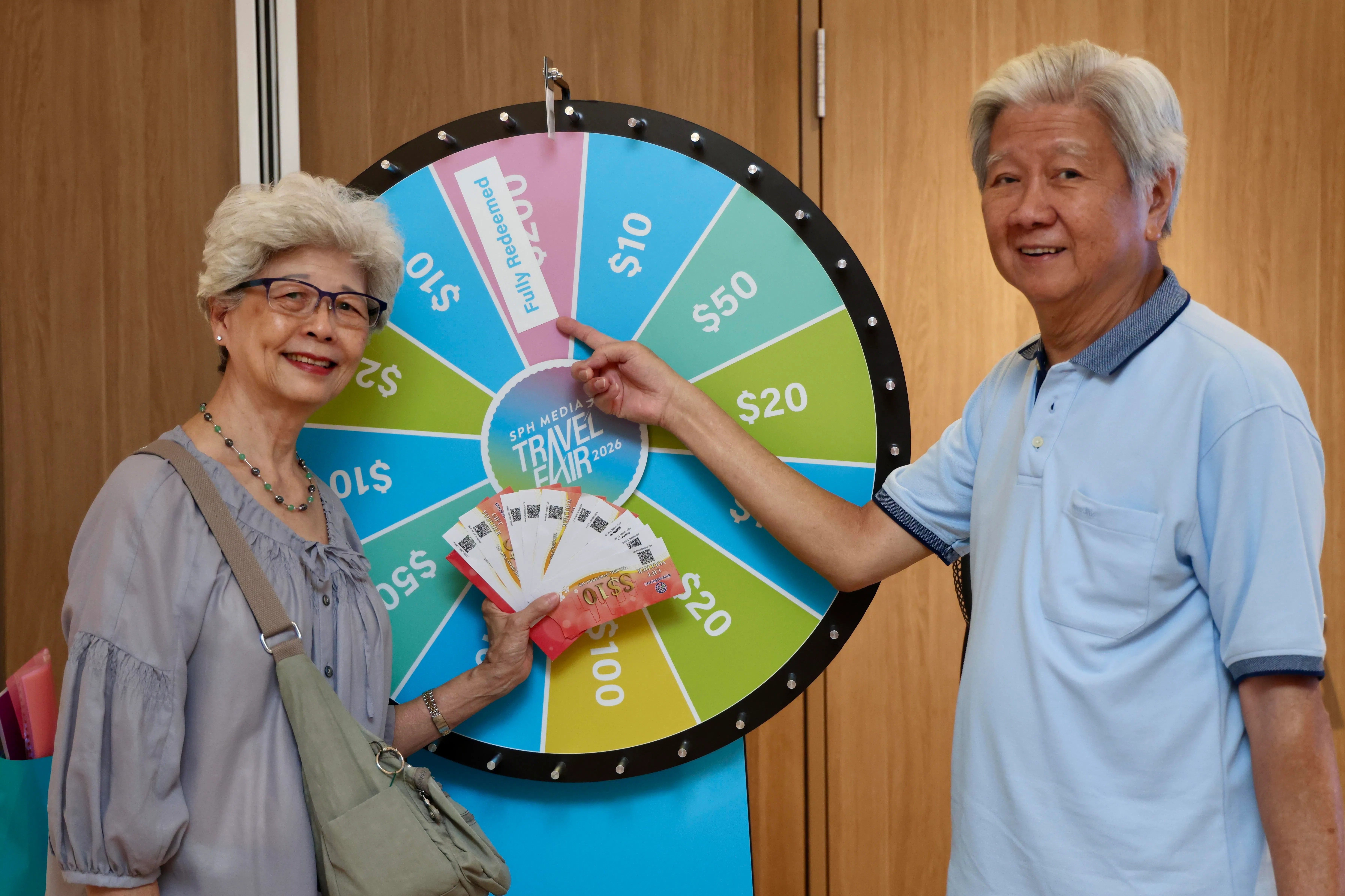 这对参与转轮盘活动的夫妇赢得了200元昇菘超市礼券。（陈斌勤摄）