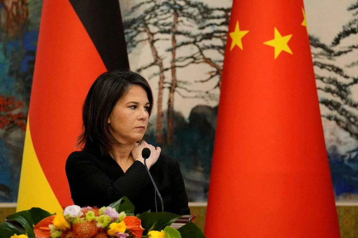 德国外交部长贝尔伯克星期天受访时表示，支持欧盟对北京补贴电动车行业展开调查。图为贝尔伯克今年4月与时任中国外长秦刚（不在图内）出席钓鱼台国宾馆举行的联合记者会。（路透社档案照）