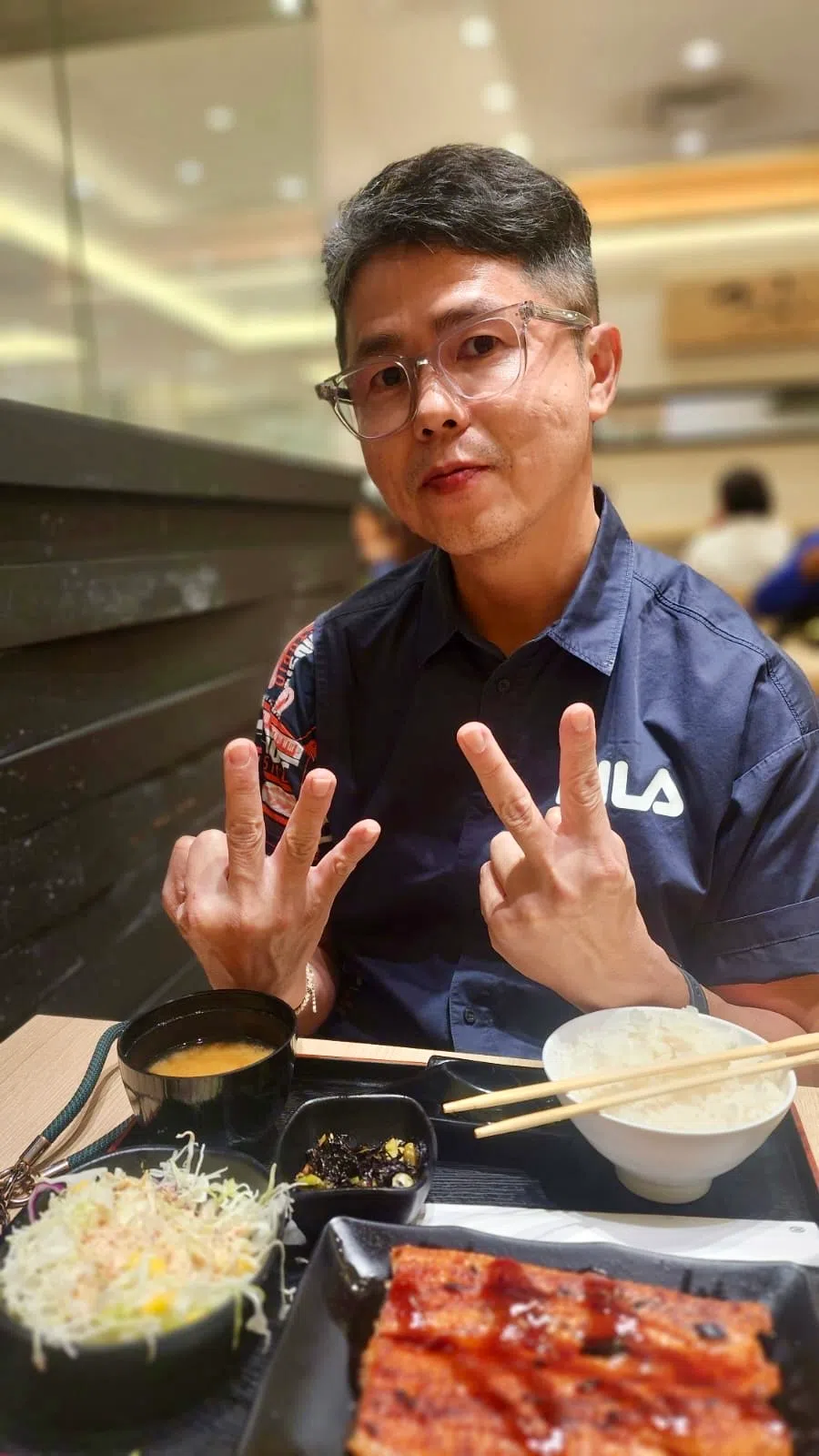 黄文鸿透露过去两周挑战慢食经常不成功，所以他会在吃饭时把挑战卡摆在面前提醒自己。（受访者提供）