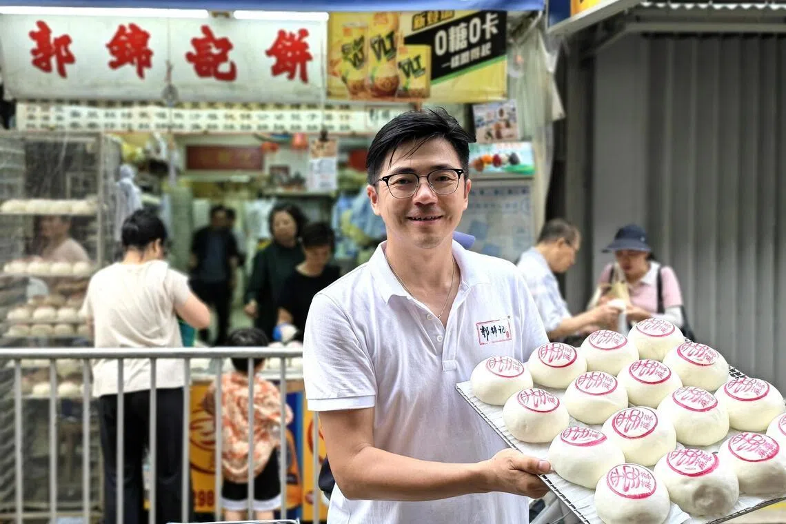 郭锦记饼店第二代郭宇钿将平安包带出长洲，在香港及海外超市和百货公司上架。（陈爱薇摄）