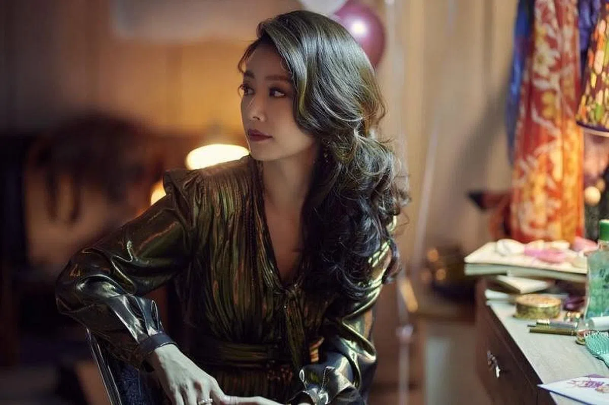 林心如的暗哑金铜色洋装显示角色的心境。（Netflix图）