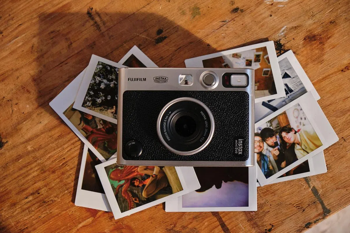 富士胶片Instax Mini Evo的复古外型设计很亮眼。