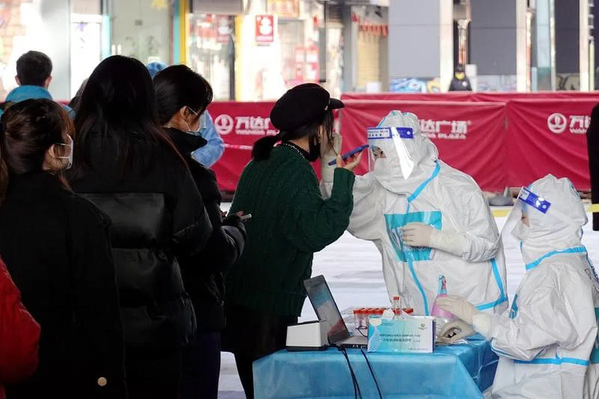 西安市民上月21日排队进行核酸检测。（中新社）