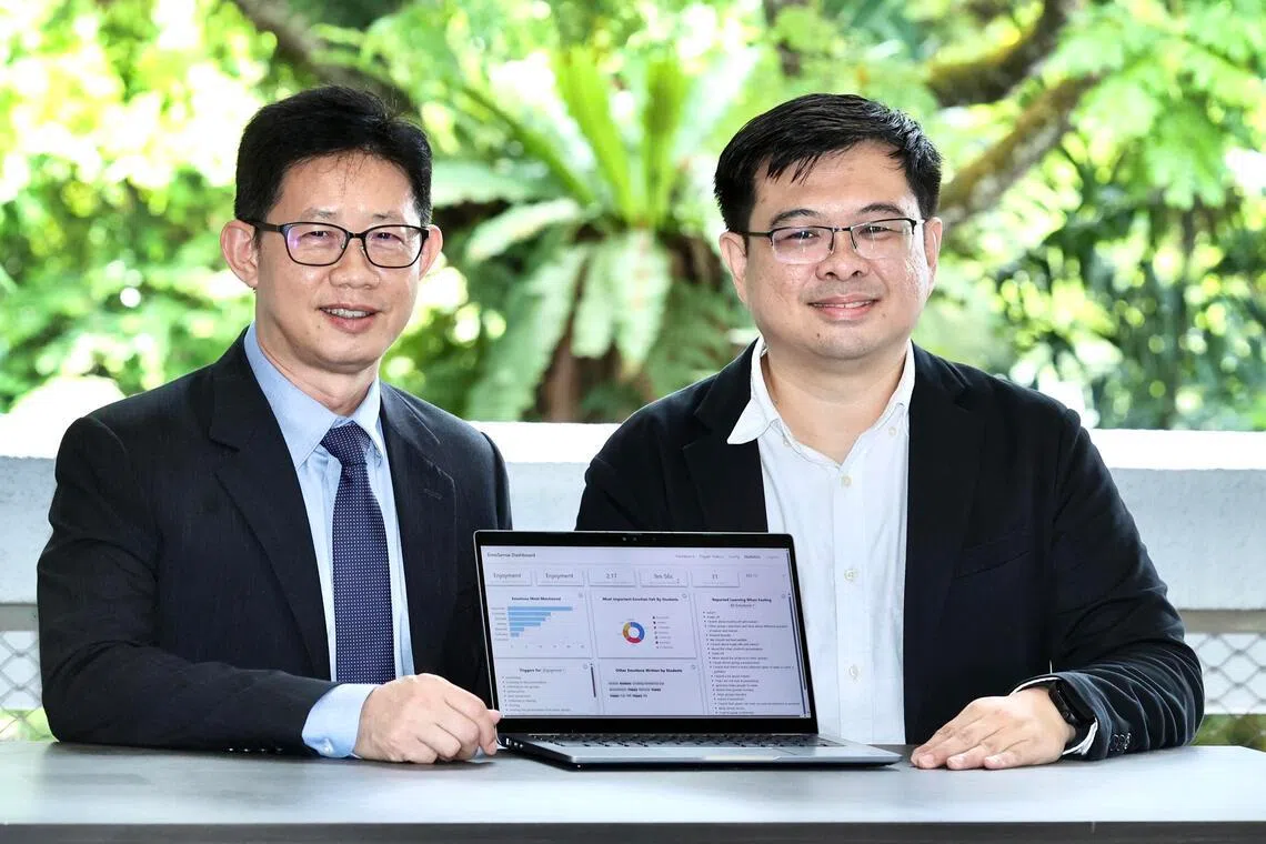 国立教育学院学习科学与评量系助理教授李文彦（右）是负责EmoSense平台技术的首席研究员，研究团队成员还包括南洋理工大学协理副教务长（教育转型）陈成志副教授（左），以及不在图中的国立教育学院教学法与实践研究中心副主任张秋丽博士。（周国威摄）