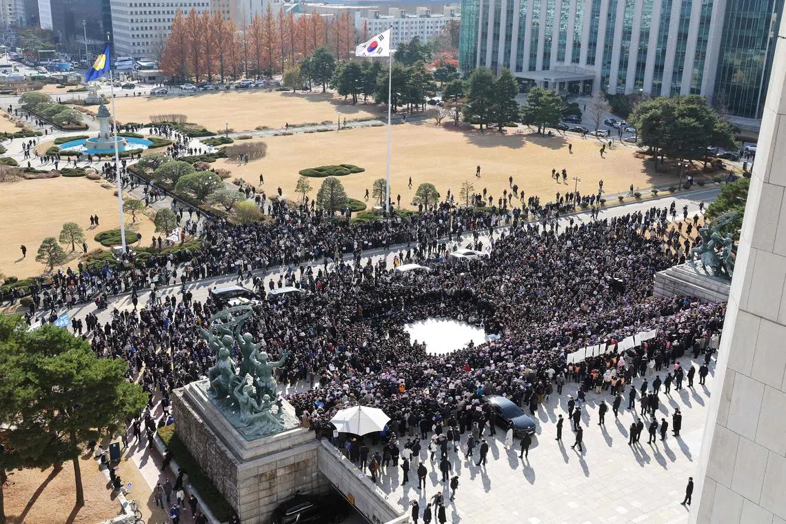 韩国反对党成员和民间团体组织星期三（12月4日）在首尔国会大厦前举行集会，要求韩国总统尹锡悦辞职。（法新社）