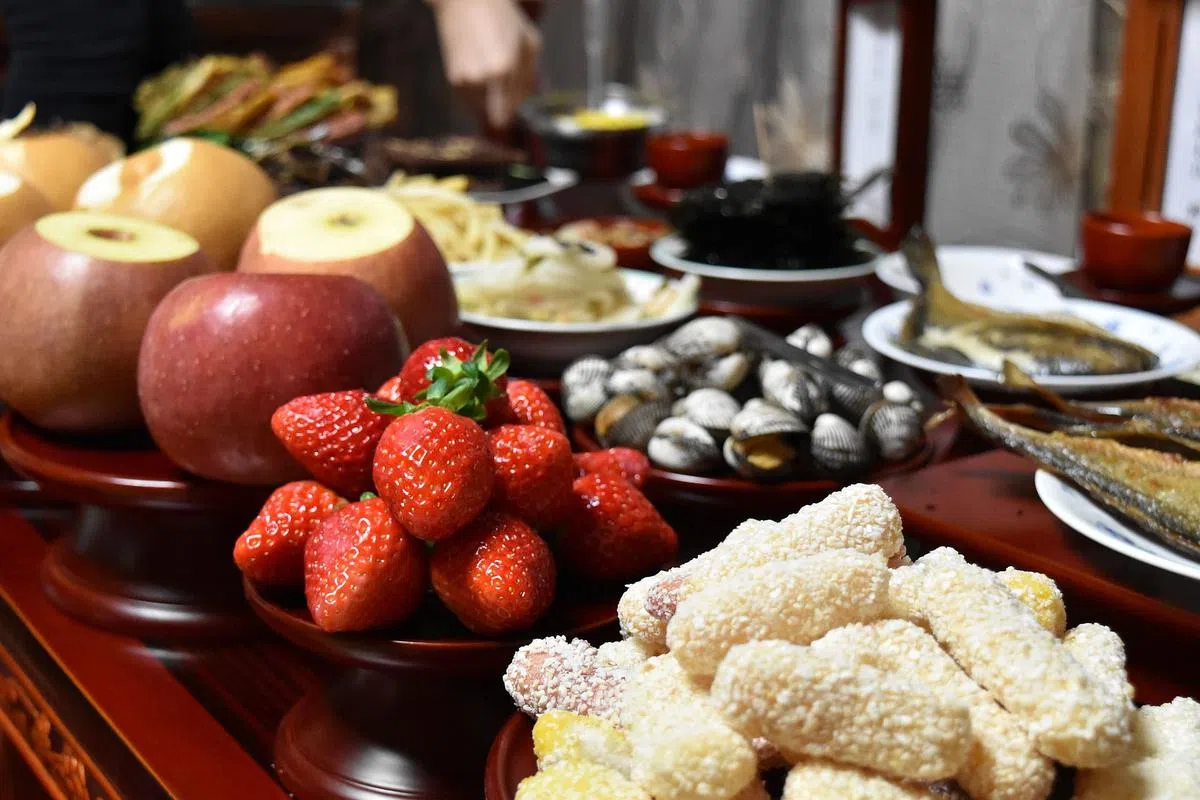 韩国人在祭祖时供奉的食物。（取自pixabay）