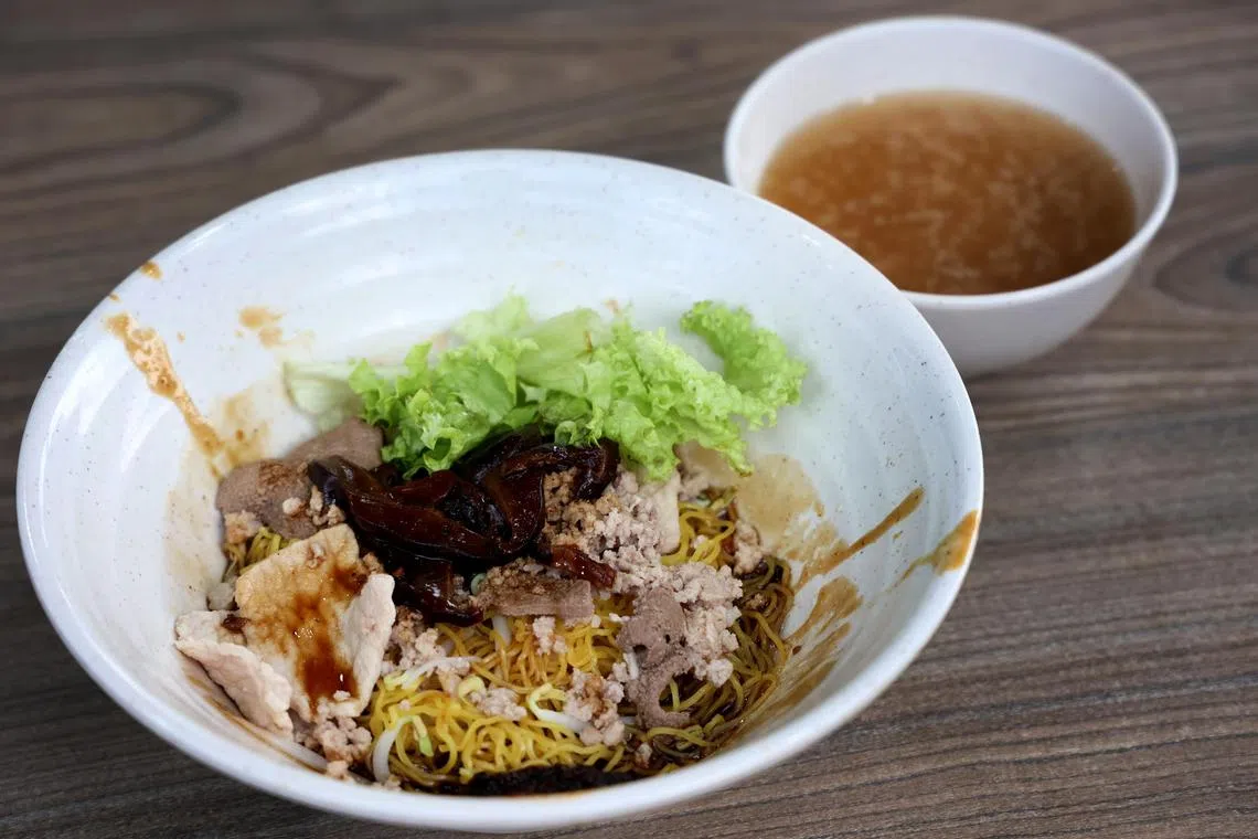 胜记香菇肉脞面现在由第二代经营，美味依旧。（龙国雄摄）