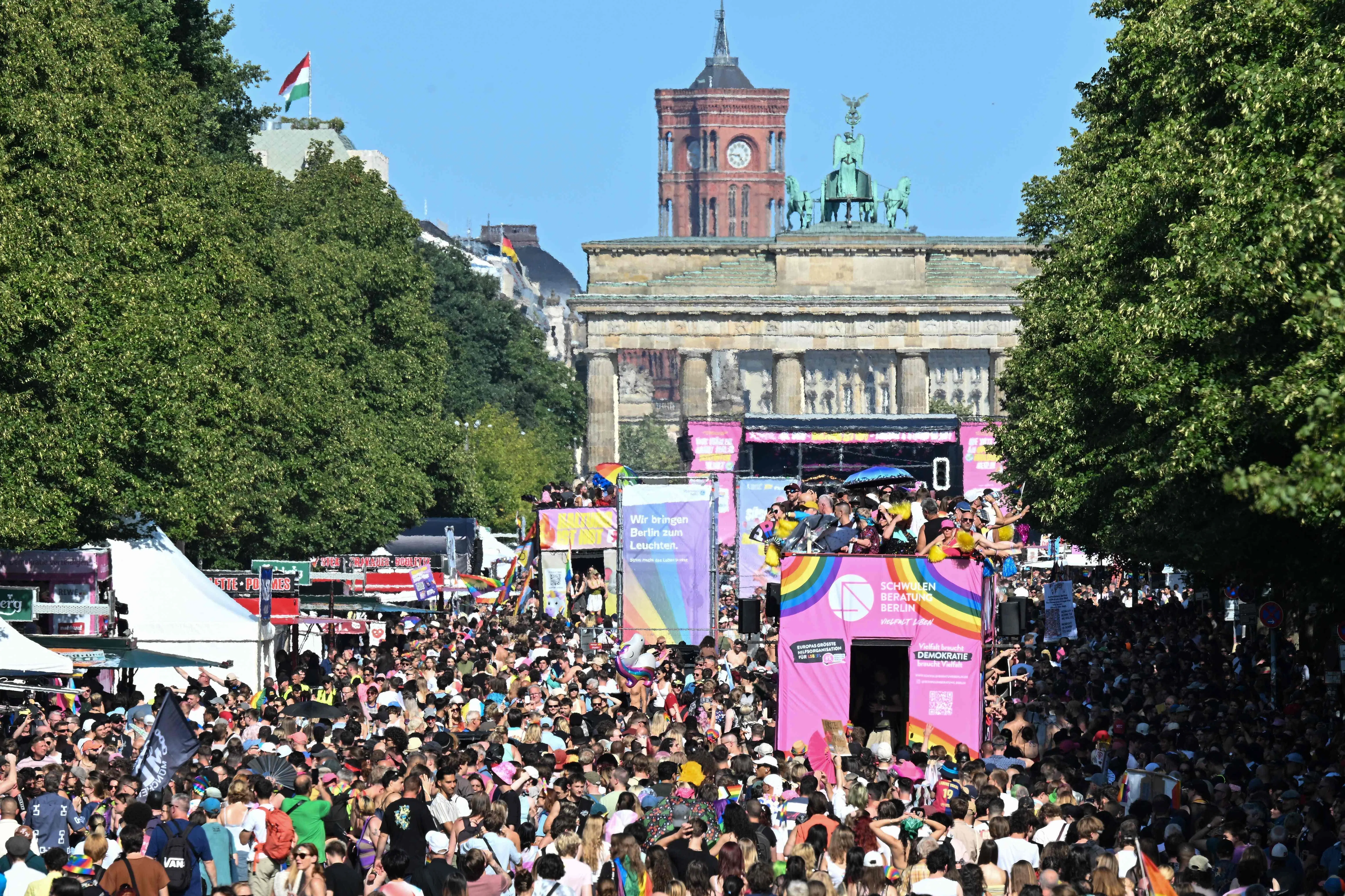 7月25日星期六，柏林勃兰登堡门正在举行“克里斯托弗街日”（Christopher Street Day) 游行活动；这是欧洲一项大规模的同性恋庆祝活动，参与者来自欧洲各地，当时聚集了数十万人。当晚即发生货车驶入附近的蒂尔加滕公园冲撞人群事故。（法新社）