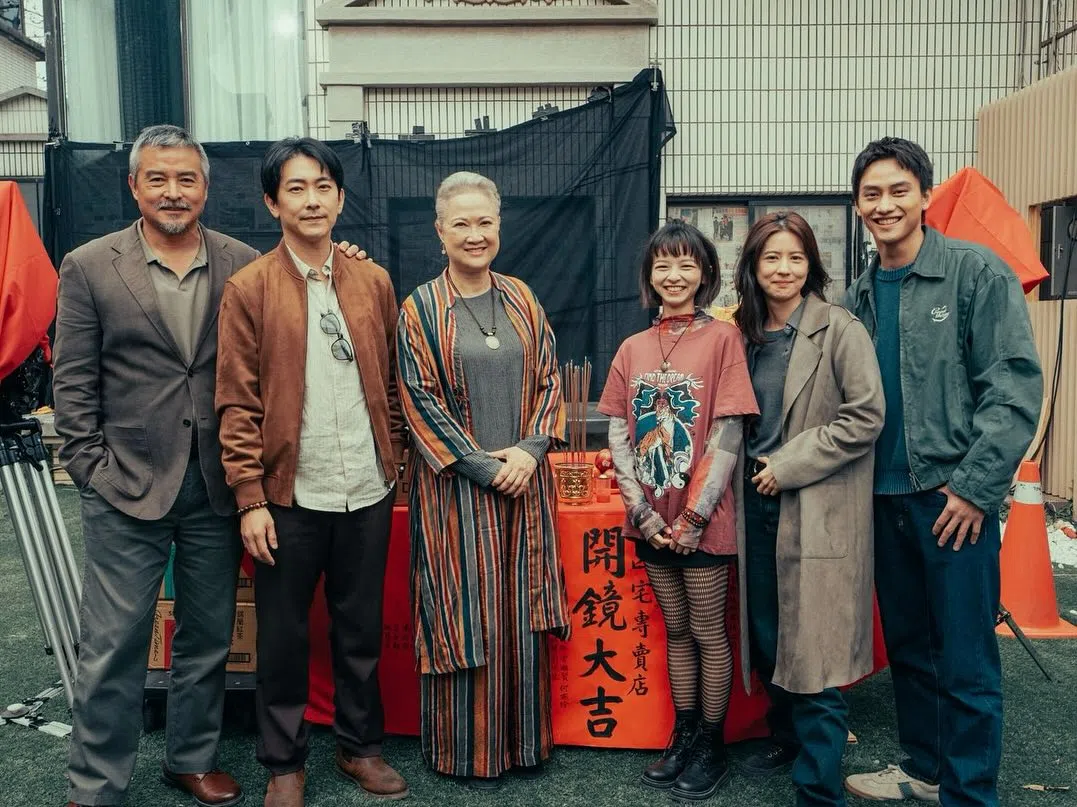 洪慧芳（左三）和凯渥同门李铭顺（左一）参演台湾灵异惊悚剧《凶宅专卖店》。（凯渥亚洲IG）