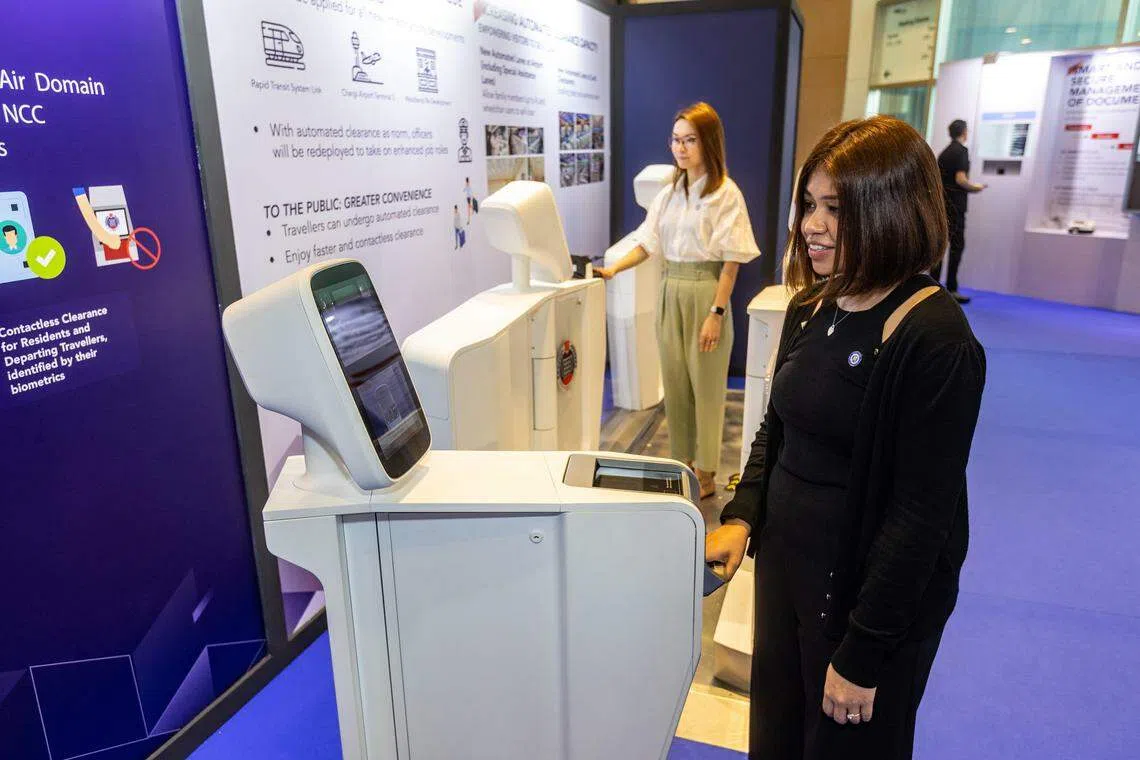从2024年起，国人和出境旅客不用出示护照便可通关。（关俊威摄）