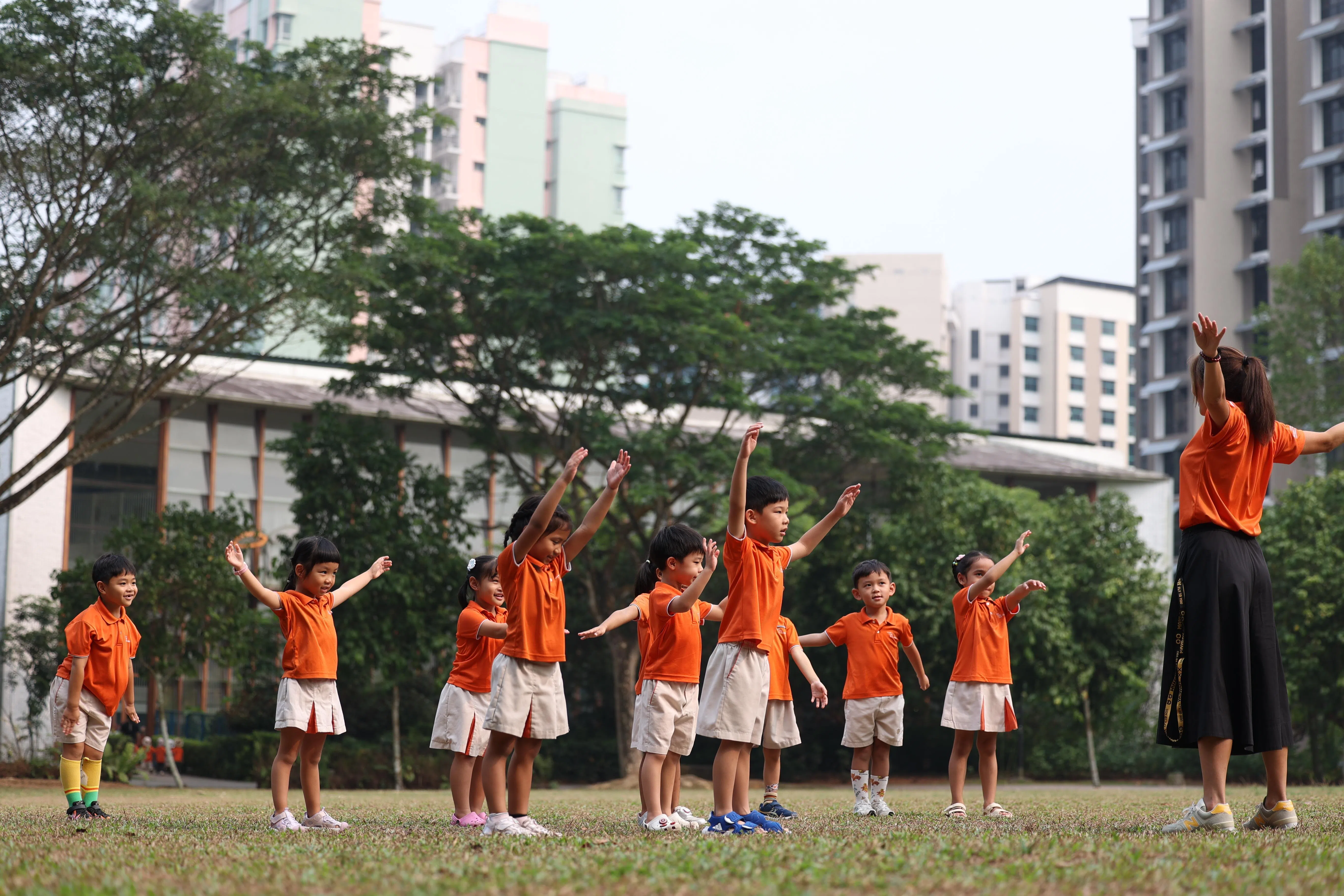 位于实加路的职总优儿学府幼乐园设在正华自然公园内，教师每日都会带领学生到户外活动。幼乐园密切关注近日的空气污染情况，一旦一小时PM2.5悬浮颗粒浓度偏高，便会调整活动。（何家俊摄）