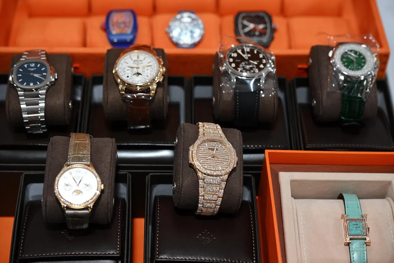 奢侈品中有10多支高端名表，包括百达翡丽（Patek Philippe）、理查德米勒（Richard Mille）等，单价动辄数十万元；其中一支百达翡丽腕表（前排中）市价近64万元。（海峡时报）