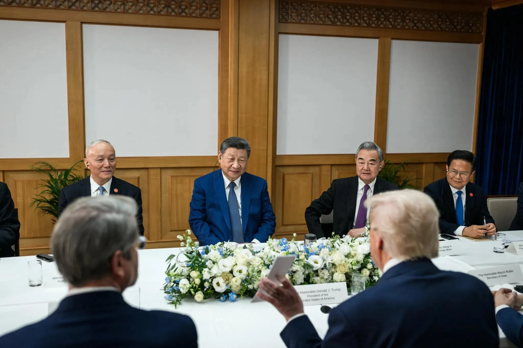 美国白宫在习特会后发布的照片显示，美国总统特朗普在会晤期间拿出疑似相片，给中国国家主席习近平看。（白宫官网）