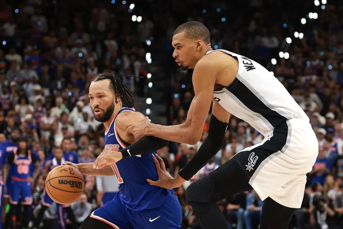 布伦森（左）再次压倒马刺的文班亚马，证明小个子的NBA后卫也能有出头天。（法新社）