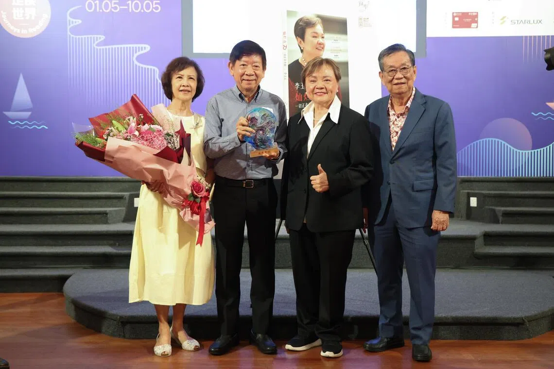 新书《灿烂在70：一切正在开始》发布活动上，作者李玉云（右二）和丈夫卓林茂（右一），同主宾、新报业媒体信托主席许文远（右三）及许夫人合影。（关俊威摄）