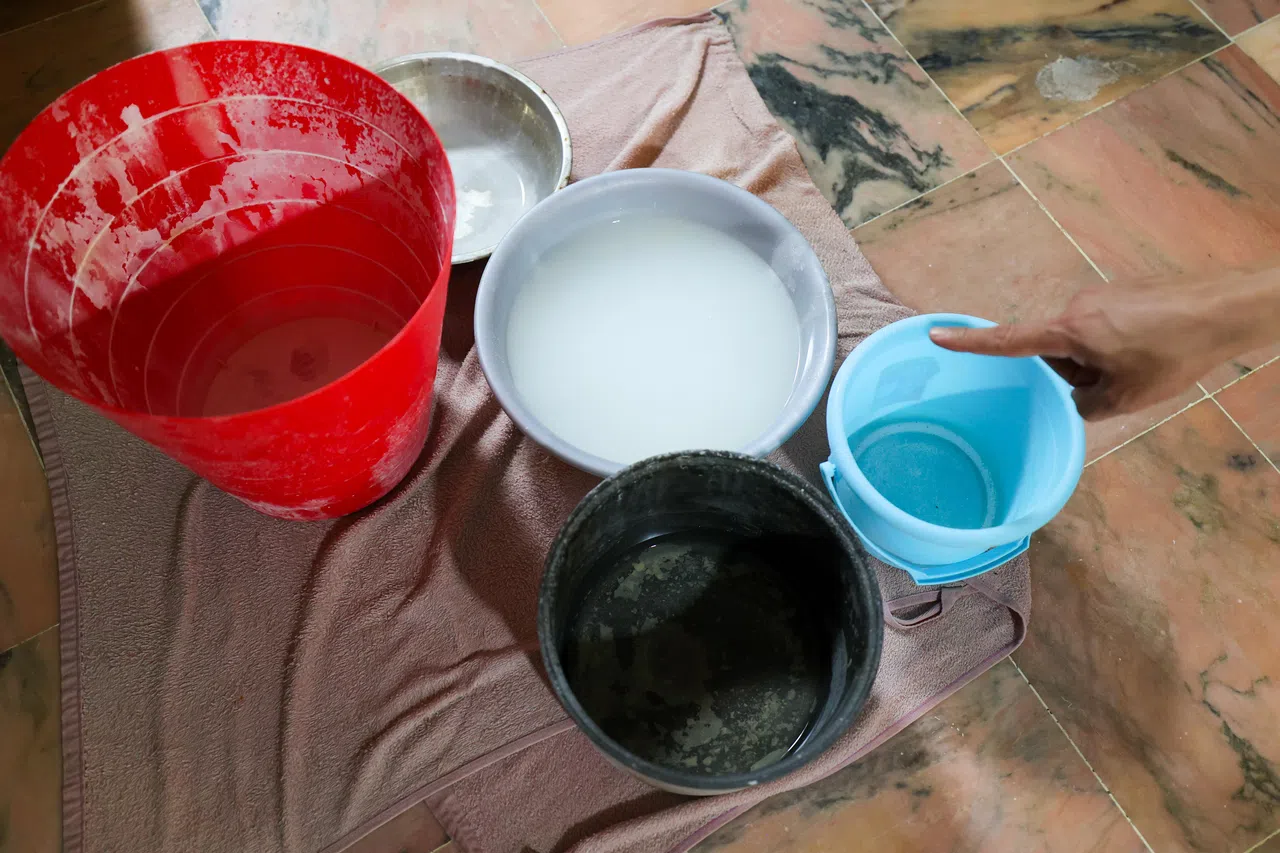 客厅漏水严重，多个容器装满水。（林明顺摄）
