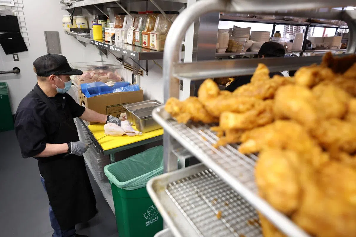 食品供应链问题导致美国旧金山市鸡肉和鸡翅短缺，鸡翅零售价上涨0.3美元。（法新社）