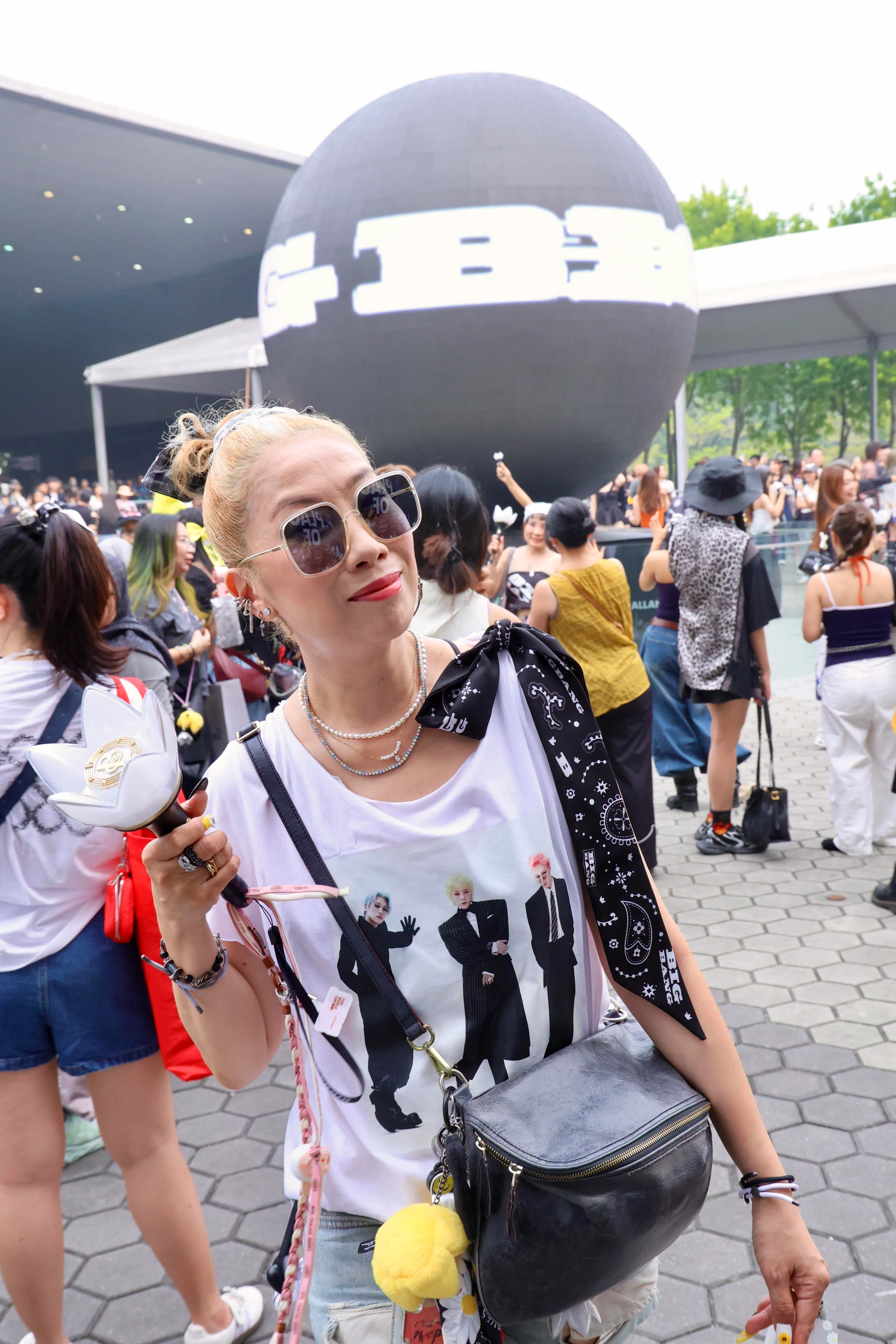 莫小玲为出席演唱会精心打扮，从头到脚都充满了“BigBang”元素。（邝启聪摄）