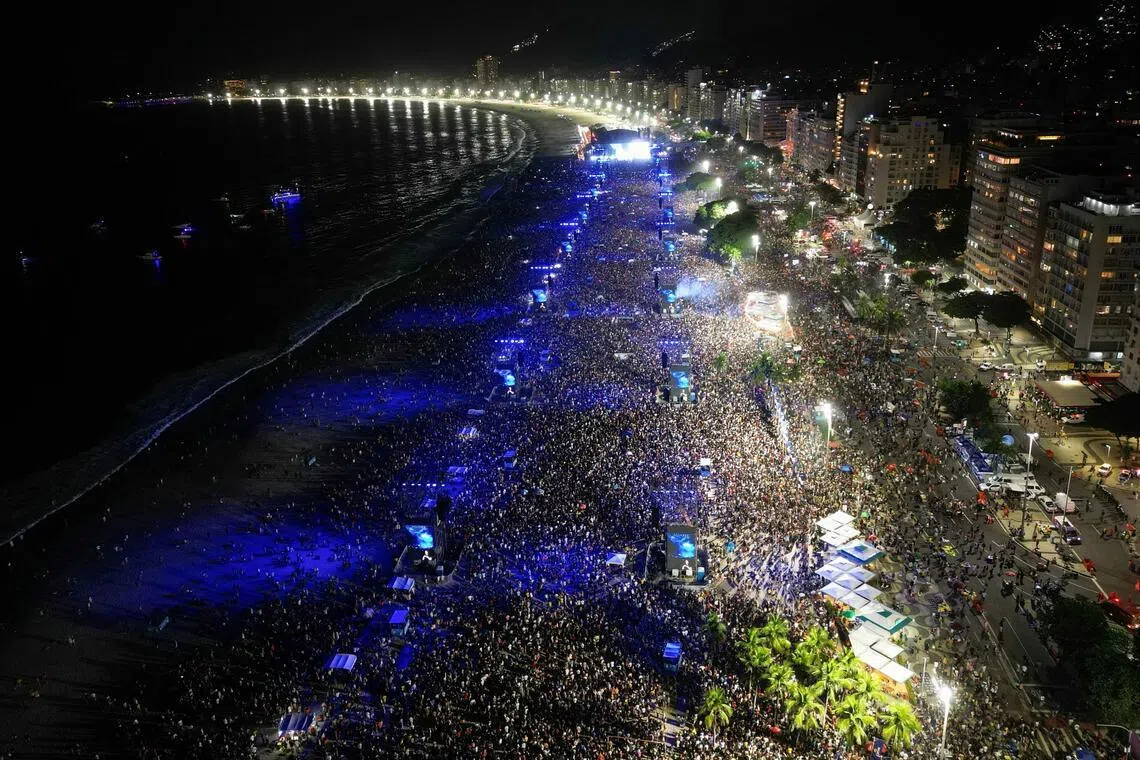 夏奇拉上星期六在科帕卡巴纳海滩举行免费演唱会，吸引了200万名观众参与。（法新社）