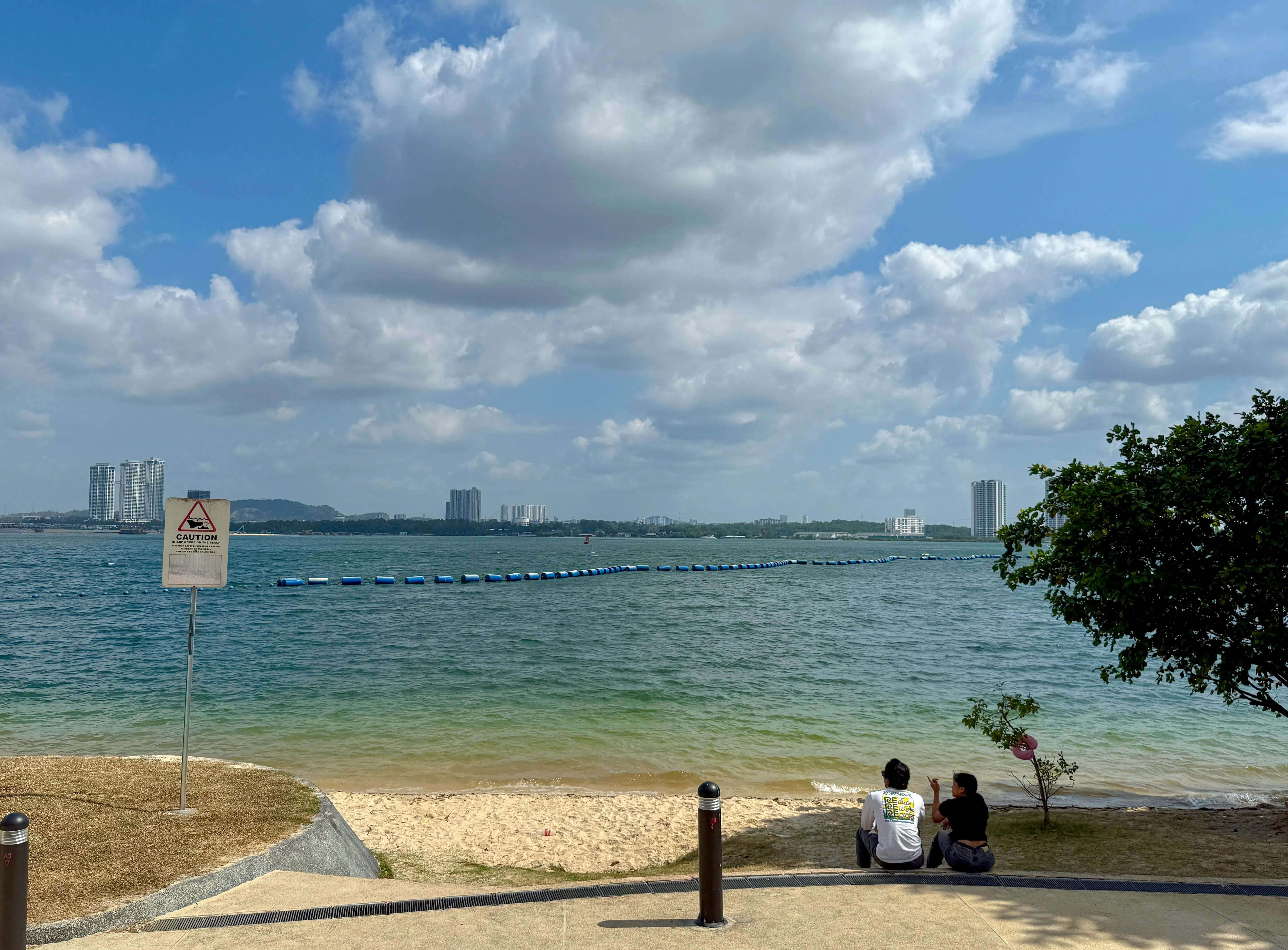 三巴旺公园海滩在最新水质评估中获得“良好”评级，公众如今可在此放心游泳或进行各类水上活动。（陈映蓁摄）