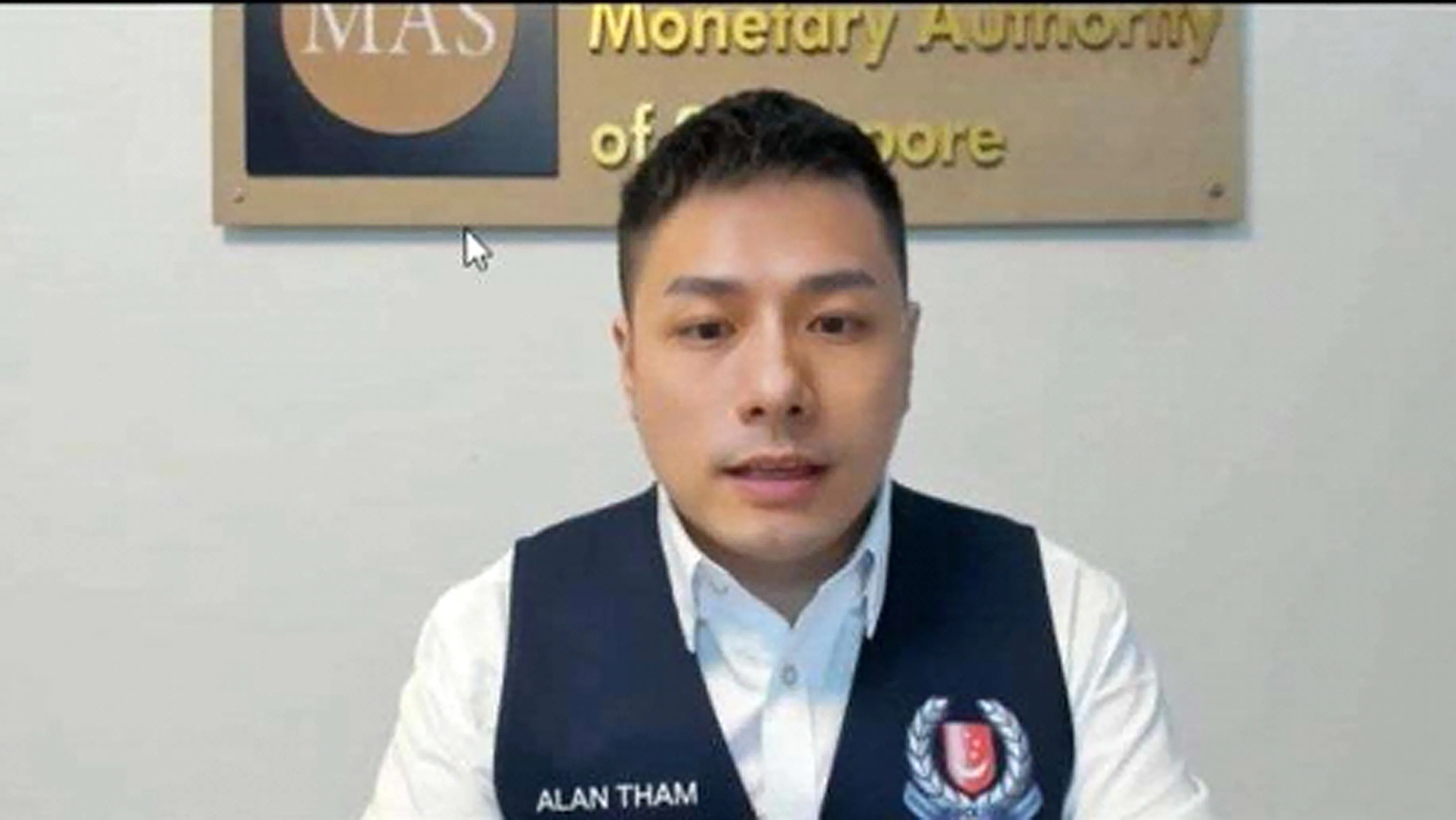 冒充政府官员的骗徒，往往会乔装成警察部队或金融管理局等机构的人员，配上相关机构的背景板，让受害者信以为真。（新加坡警察部队提供）